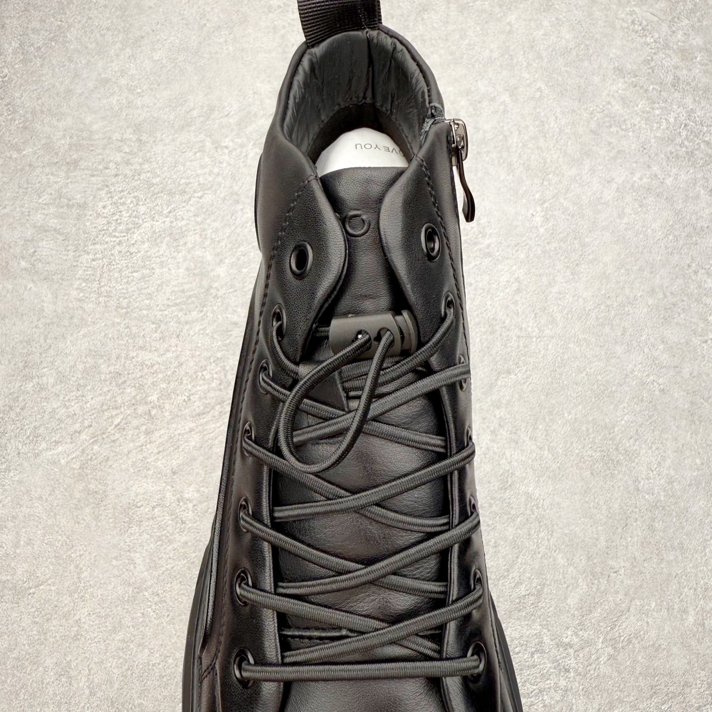 图片[5]-ECCO爱步舒适中高帮防泼水马丁靴 秋冬款时尚防滑工装靴男鞋 黑武士鞋 革新系列热门款式 臻选皮革 创新舒适 品质牛皮鞋面，轻盈柔韧 具有良好的透气性 魔术扣松紧鞋带 侧边拉链套脚 可自由调节松紧 PU中底，橡胶大底，抓地力强 具有良好的防滑耐磨性 时尚潮靴 自在型格 尺码：38 39 40 41 42 43 44（皮鞋码）-选品中心