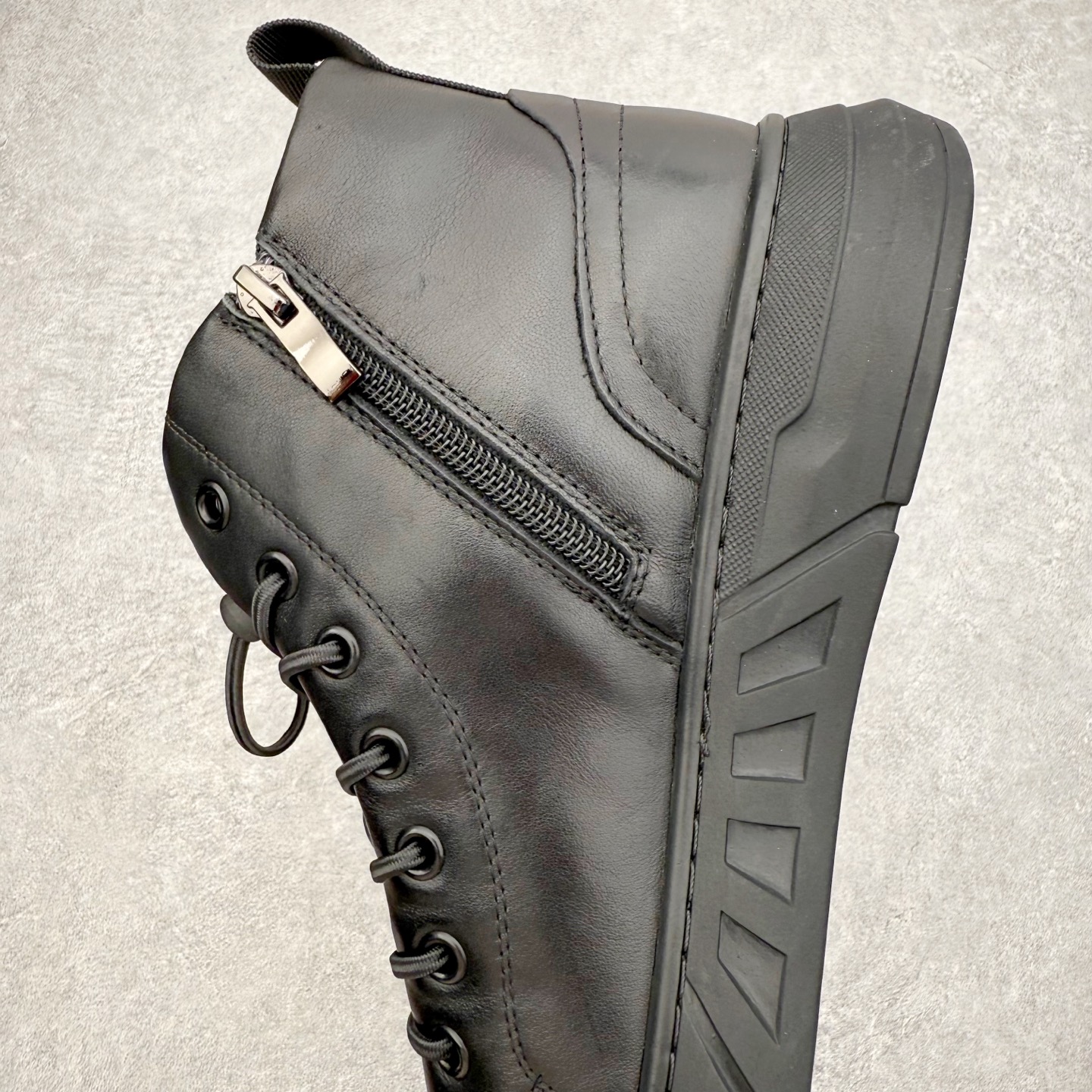 图片[7]-ECCO爱步舒适中高帮防泼水马丁靴 秋冬款时尚防滑工装靴男鞋 黑武士鞋 革新系列热门款式 臻选皮革 创新舒适 品质牛皮鞋面，轻盈柔韧 具有良好的透气性 魔术扣松紧鞋带 侧边拉链套脚 可自由调节松紧 PU中底，橡胶大底，抓地力强 具有良好的防滑耐磨性 时尚潮靴 自在型格 尺码：38 39 40 41 42 43 44（皮鞋码）-选品中心