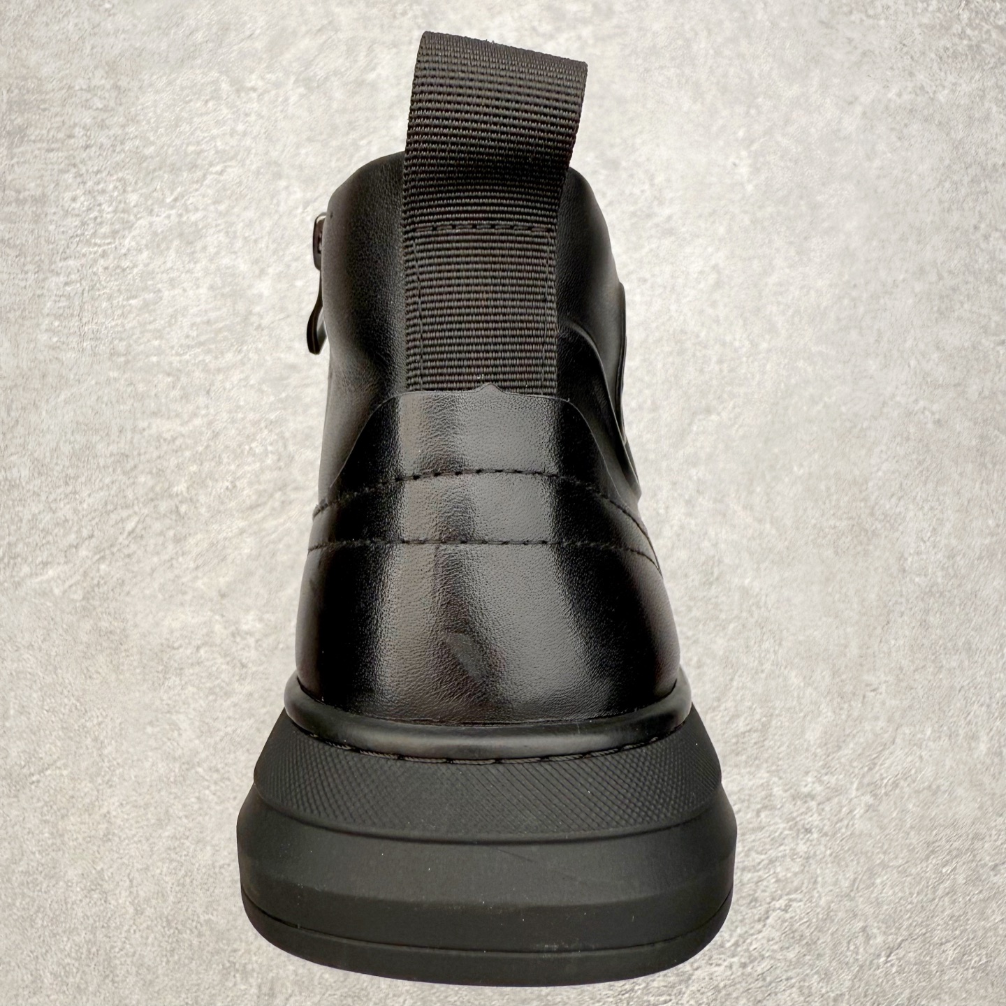 图片[8]-ECCO爱步舒适中高帮防泼水马丁靴 秋冬款时尚防滑工装靴男鞋 黑武士鞋 革新系列热门款式 臻选皮革 创新舒适 品质牛皮鞋面，轻盈柔韧 具有良好的透气性 魔术扣松紧鞋带 侧边拉链套脚 可自由调节松紧 PU中底，橡胶大底，抓地力强 具有良好的防滑耐磨性 时尚潮靴 自在型格 尺码：38 39 40 41 42 43 44（皮鞋码）-选品中心