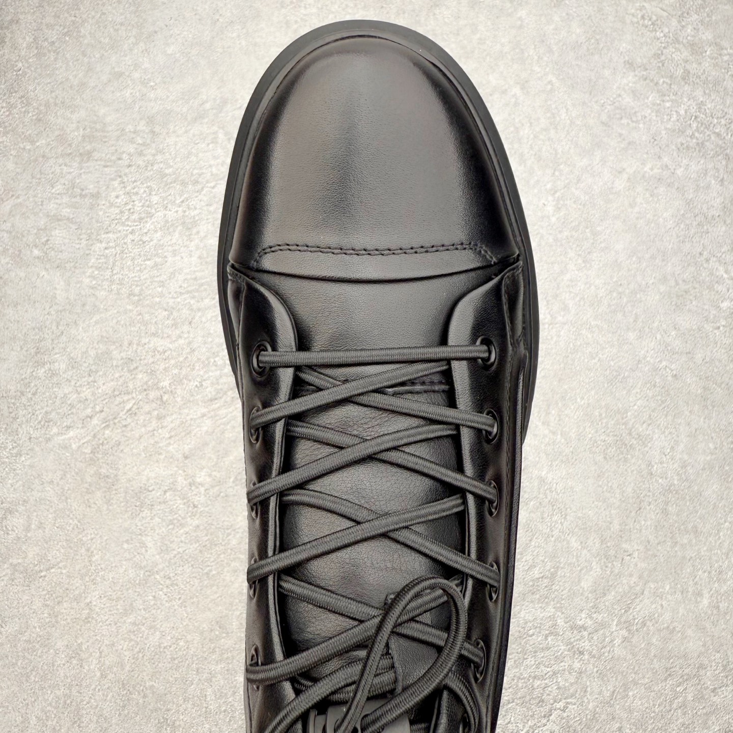 图片[4]-ECCO爱步舒适中高帮防泼水马丁靴 秋冬款时尚防滑工装靴男鞋 黑武士鞋 革新系列热门款式 臻选皮革 创新舒适 品质牛皮鞋面，轻盈柔韧 具有良好的透气性 魔术扣松紧鞋带 侧边拉链套脚 可自由调节松紧 PU中底，橡胶大底，抓地力强 具有良好的防滑耐磨性 时尚潮靴 自在型格 尺码：38 39 40 41 42 43 44（皮鞋码）-选品中心