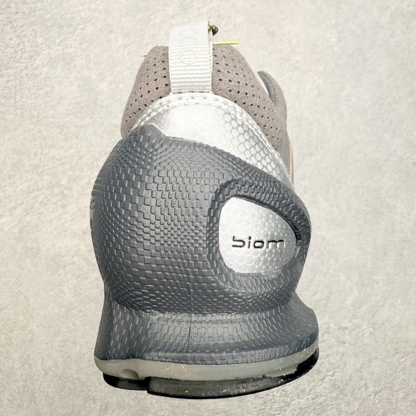 图片[8]-＃GD广顶 ecco爱步 Biom C 牛皮 户外 经典 橡胶大底减震防滑低帮生活休闲鞋 独家注塑工艺 渠道原单 实体代购指定版本 真全头层牛皮 PK市面上任何版本 24小时现货供应 进口原料牛皮 莞产超级顶货 新配色陆续上架 产品只会越做越漂亮 鞋头采用原版一致工艺 又甩又用线条的效果目前这个技术市面上的任何版本都达不到这个效果 原版私模开发 细节一步到位不敢说百分百 保证有百分之98还原 慢工出细活 好的产品不怕晚 这次的开发针对艺术家 收藏家 高品质 的人群 水染粒面小牛皮材质 和针车间距都是极致还原 顶级头层的小牛皮 质感无敌 奢侈品的触感 搭配专柜最新全套包装 双种配件卡片 细节诠释 一件不落 不计成本的打磨产品的细节 再微小的细节也会还原 ECCO以三大核心特征为依托：北欧设计风格、鞋履制作、积极的生活方式。北欧设计风格：北欧设计特点是独特、有格调、实用和简约，并且品质优良。鞋履制作：ECCO钟爱鞋履制作以及一切与鞋履制作相关的事物。积极的生活方式：ECCO的创始人希望制作出的鞋履无需磨合，即可完美贴合脚型，帮助人们享受行走的乐趣。ECCO的成功源自其产品质量和创新的技术水平，恪守“鞋遵循双足”的设计理念，将的舒适度和风格融为一体。ECCO跑遍全世界寻找创新的原料。从制革制鞋一体化的设置，源头上控制皮革质量，确保对人体无害。尺码：38 39 40 41 42 43 44（皮鞋码）-选品中心