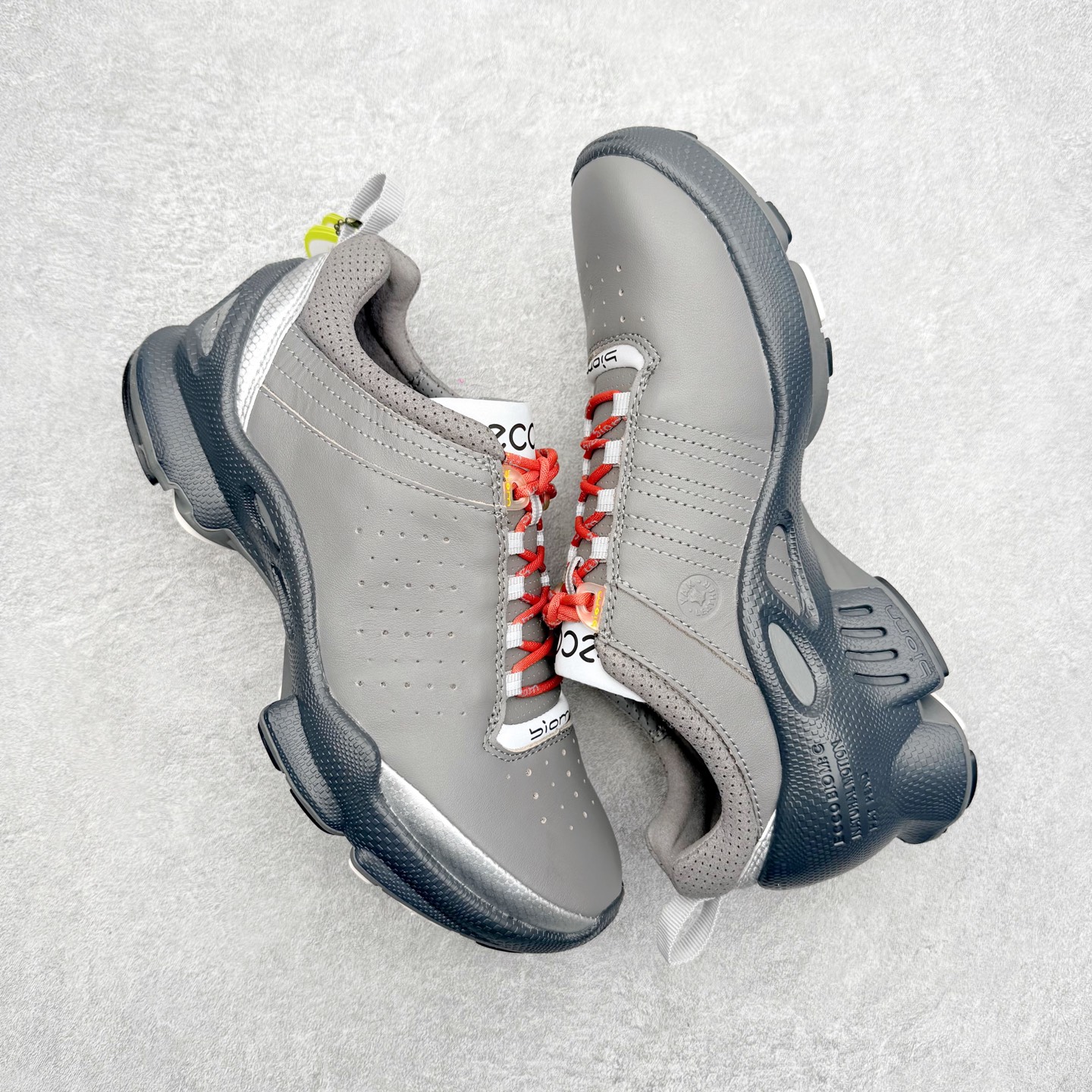 图片[3]-＃GD广顶 ecco爱步 Biom C 牛皮 户外 经典 橡胶大底减震防滑低帮生活休闲鞋 独家注塑工艺 渠道原单 实体代购指定版本 真全头层牛皮 PK市面上任何版本 24小时现货供应 进口原料牛皮 莞产超级顶货 新配色陆续上架 产品只会越做越漂亮 鞋头采用原版一致工艺 又甩又用线条的效果目前这个技术市面上的任何版本都达不到这个效果 原版私模开发 细节一步到位不敢说百分百 保证有百分之98还原 慢工出细活 好的产品不怕晚 这次的开发针对艺术家 收藏家 高品质 的人群 水染粒面小牛皮材质 和针车间距都是极致还原 顶级头层的小牛皮 质感无敌 奢侈品的触感 搭配专柜最新全套包装 双种配件卡片 细节诠释 一件不落 不计成本的打磨产品的细节 再微小的细节也会还原 ECCO以三大核心特征为依托：北欧设计风格、鞋履制作、积极的生活方式。北欧设计风格：北欧设计特点是独特、有格调、实用和简约，并且品质优良。鞋履制作：ECCO钟爱鞋履制作以及一切与鞋履制作相关的事物。积极的生活方式：ECCO的创始人希望制作出的鞋履无需磨合，即可完美贴合脚型，帮助人们享受行走的乐趣。ECCO的成功源自其产品质量和创新的技术水平，恪守“鞋遵循双足”的设计理念，将的舒适度和风格融为一体。ECCO跑遍全世界寻找创新的原料。从制革制鞋一体化的设置，源头上控制皮革质量，确保对人体无害。尺码：38 39 40 41 42 43 44（皮鞋码）-选品中心