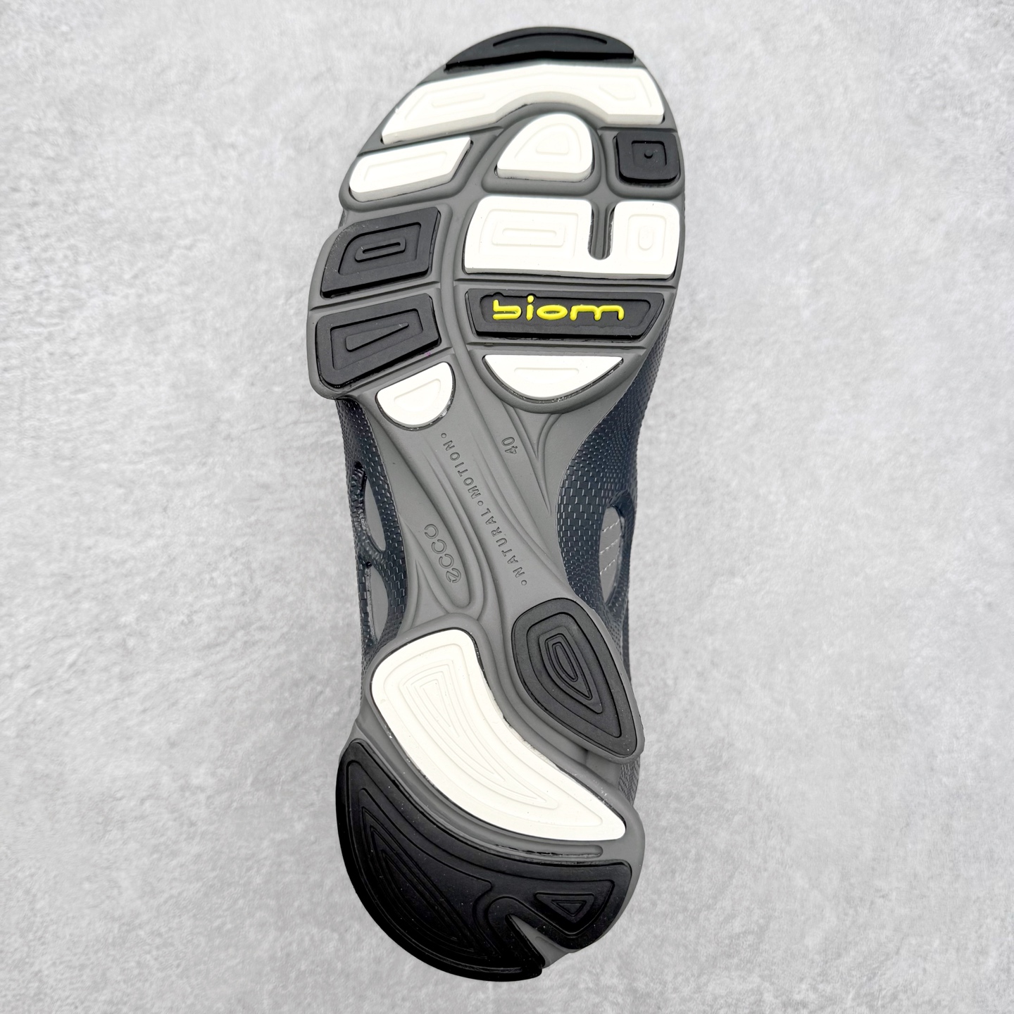 图片[9]-＃GD广顶 ecco爱步 Biom C 牛皮 户外 经典 橡胶大底减震防滑低帮生活休闲鞋 独家注塑工艺 渠道原单 实体代购指定版本 真全头层牛皮 PK市面上任何版本 24小时现货供应 进口原料牛皮 莞产超级顶货 新配色陆续上架 产品只会越做越漂亮 鞋头采用原版一致工艺 又甩又用线条的效果目前这个技术市面上的任何版本都达不到这个效果 原版私模开发 细节一步到位不敢说百分百 保证有百分之98还原 慢工出细活 好的产品不怕晚 这次的开发针对艺术家 收藏家 高品质 的人群 水染粒面小牛皮材质 和针车间距都是极致还原 顶级头层的小牛皮 质感无敌 奢侈品的触感 搭配专柜最新全套包装 双种配件卡片 细节诠释 一件不落 不计成本的打磨产品的细节 再微小的细节也会还原 ECCO以三大核心特征为依托：北欧设计风格、鞋履制作、积极的生活方式。北欧设计风格：北欧设计特点是独特、有格调、实用和简约，并且品质优良。鞋履制作：ECCO钟爱鞋履制作以及一切与鞋履制作相关的事物。积极的生活方式：ECCO的创始人希望制作出的鞋履无需磨合，即可完美贴合脚型，帮助人们享受行走的乐趣。ECCO的成功源自其产品质量和创新的技术水平，恪守“鞋遵循双足”的设计理念，将的舒适度和风格融为一体。ECCO跑遍全世界寻找创新的原料。从制革制鞋一体化的设置，源头上控制皮革质量，确保对人体无害。尺码：38 39 40 41 42 43 44（皮鞋码）-选品中心