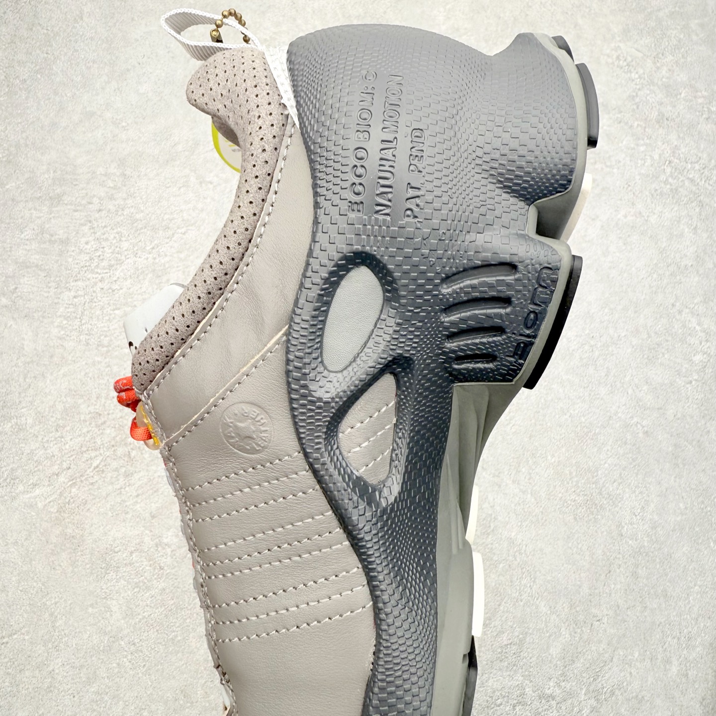 图片[7]-＃GD广顶 ecco爱步 Biom C 牛皮 户外 经典 橡胶大底减震防滑低帮生活休闲鞋 独家注塑工艺 渠道原单 实体代购指定版本 真全头层牛皮 PK市面上任何版本 24小时现货供应 进口原料牛皮 莞产超级顶货 新配色陆续上架 产品只会越做越漂亮 鞋头采用原版一致工艺 又甩又用线条的效果目前这个技术市面上的任何版本都达不到这个效果 原版私模开发 细节一步到位不敢说百分百 保证有百分之98还原 慢工出细活 好的产品不怕晚 这次的开发针对艺术家 收藏家 高品质 的人群 水染粒面小牛皮材质 和针车间距都是极致还原 顶级头层的小牛皮 质感无敌 奢侈品的触感 搭配专柜最新全套包装 双种配件卡片 细节诠释 一件不落 不计成本的打磨产品的细节 再微小的细节也会还原 ECCO以三大核心特征为依托：北欧设计风格、鞋履制作、积极的生活方式。北欧设计风格：北欧设计特点是独特、有格调、实用和简约，并且品质优良。鞋履制作：ECCO钟爱鞋履制作以及一切与鞋履制作相关的事物。积极的生活方式：ECCO的创始人希望制作出的鞋履无需磨合，即可完美贴合脚型，帮助人们享受行走的乐趣。ECCO的成功源自其产品质量和创新的技术水平，恪守“鞋遵循双足”的设计理念，将的舒适度和风格融为一体。ECCO跑遍全世界寻找创新的原料。从制革制鞋一体化的设置，源头上控制皮革质量，确保对人体无害。尺码：38 39 40 41 42 43 44（皮鞋码）-选品中心