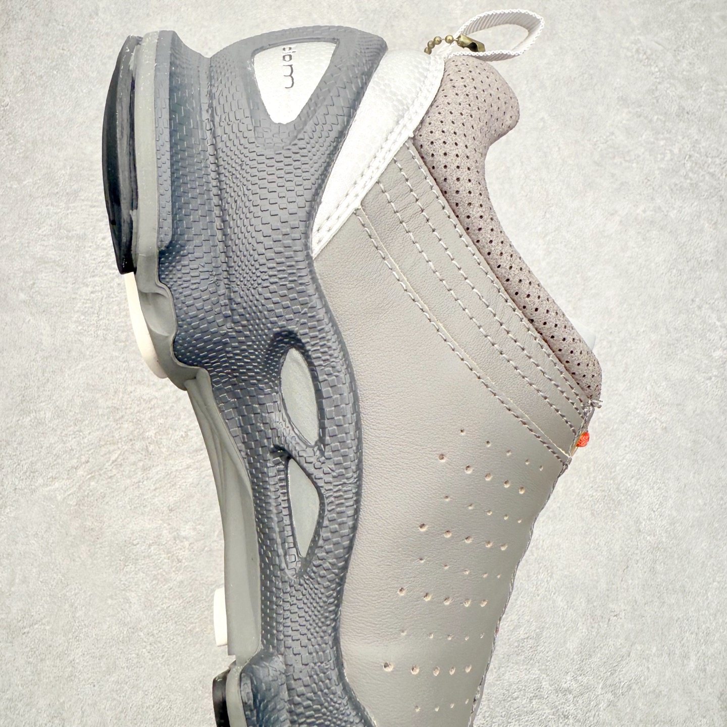 图片[6]-＃GD广顶 ecco爱步 Biom C 牛皮 户外 经典 橡胶大底减震防滑低帮生活休闲鞋 独家注塑工艺 渠道原单 实体代购指定版本 真全头层牛皮 PK市面上任何版本 24小时现货供应 进口原料牛皮 莞产超级顶货 新配色陆续上架 产品只会越做越漂亮 鞋头采用原版一致工艺 又甩又用线条的效果目前这个技术市面上的任何版本都达不到这个效果 原版私模开发 细节一步到位不敢说百分百 保证有百分之98还原 慢工出细活 好的产品不怕晚 这次的开发针对艺术家 收藏家 高品质 的人群 水染粒面小牛皮材质 和针车间距都是极致还原 顶级头层的小牛皮 质感无敌 奢侈品的触感 搭配专柜最新全套包装 双种配件卡片 细节诠释 一件不落 不计成本的打磨产品的细节 再微小的细节也会还原 ECCO以三大核心特征为依托：北欧设计风格、鞋履制作、积极的生活方式。北欧设计风格：北欧设计特点是独特、有格调、实用和简约，并且品质优良。鞋履制作：ECCO钟爱鞋履制作以及一切与鞋履制作相关的事物。积极的生活方式：ECCO的创始人希望制作出的鞋履无需磨合，即可完美贴合脚型，帮助人们享受行走的乐趣。ECCO的成功源自其产品质量和创新的技术水平，恪守“鞋遵循双足”的设计理念，将的舒适度和风格融为一体。ECCO跑遍全世界寻找创新的原料。从制革制鞋一体化的设置，源头上控制皮革质量，确保对人体无害。尺码：38 39 40 41 42 43 44（皮鞋码）-选品中心