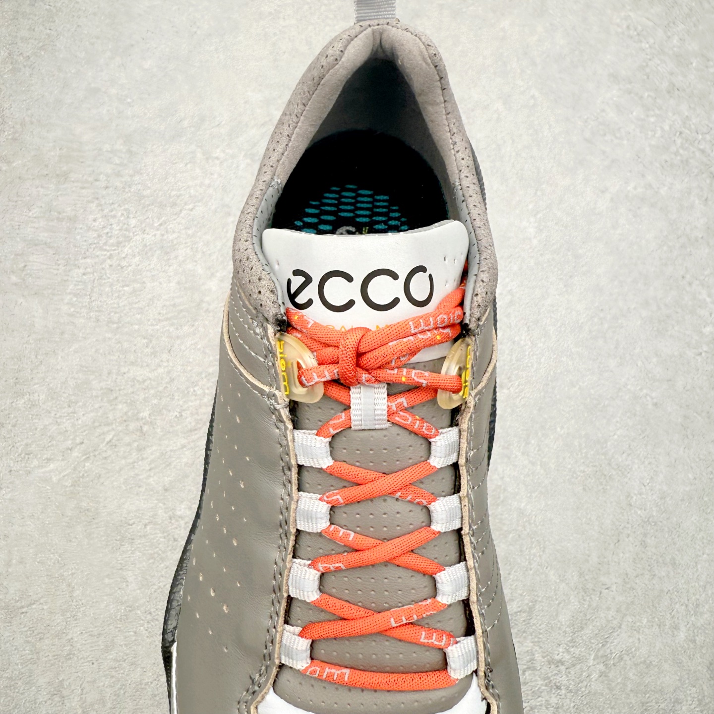 图片[5]-＃GD广顶 ecco爱步 Biom C 牛皮 户外 经典 橡胶大底减震防滑低帮生活休闲鞋 独家注塑工艺 渠道原单 实体代购指定版本 真全头层牛皮 PK市面上任何版本 24小时现货供应 进口原料牛皮 莞产超级顶货 新配色陆续上架 产品只会越做越漂亮 鞋头采用原版一致工艺 又甩又用线条的效果目前这个技术市面上的任何版本都达不到这个效果 原版私模开发 细节一步到位不敢说百分百 保证有百分之98还原 慢工出细活 好的产品不怕晚 这次的开发针对艺术家 收藏家 高品质 的人群 水染粒面小牛皮材质 和针车间距都是极致还原 顶级头层的小牛皮 质感无敌 奢侈品的触感 搭配专柜最新全套包装 双种配件卡片 细节诠释 一件不落 不计成本的打磨产品的细节 再微小的细节也会还原 ECCO以三大核心特征为依托：北欧设计风格、鞋履制作、积极的生活方式。北欧设计风格：北欧设计特点是独特、有格调、实用和简约，并且品质优良。鞋履制作：ECCO钟爱鞋履制作以及一切与鞋履制作相关的事物。积极的生活方式：ECCO的创始人希望制作出的鞋履无需磨合，即可完美贴合脚型，帮助人们享受行走的乐趣。ECCO的成功源自其产品质量和创新的技术水平，恪守“鞋遵循双足”的设计理念，将的舒适度和风格融为一体。ECCO跑遍全世界寻找创新的原料。从制革制鞋一体化的设置，源头上控制皮革质量，确保对人体无害。尺码：38 39 40 41 42 43 44（皮鞋码）-选品中心