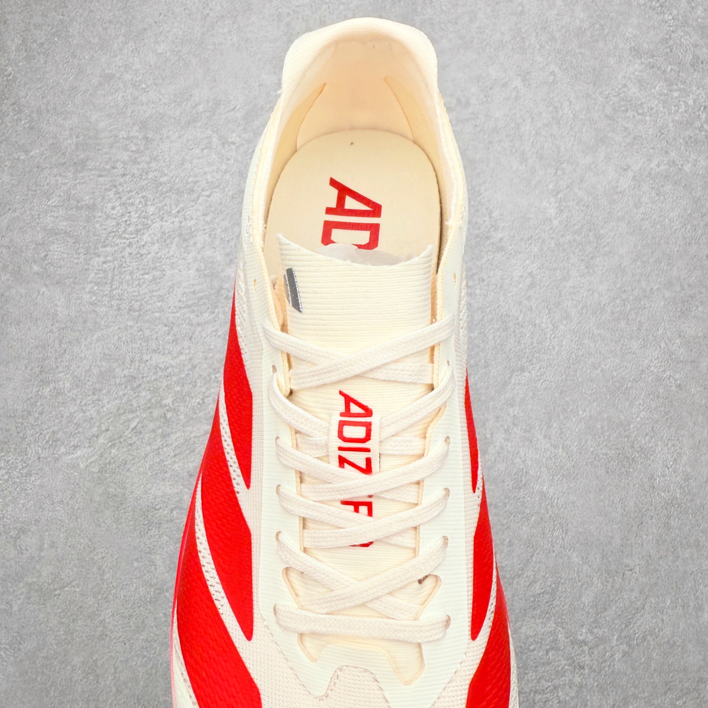 图片[5]-AD Adizero Drive RC M 马拉松竞速专业跑鞋 CELERMESH针织网面非常轻薄 纤维间的缝隙很大 可以保证跑步时的透气、排汗效果 鞋舌直接与两侧的内衬和鞋底连接在一起 在跑步过程中不会被鞋舌的左右移动所困扰 在标准鞋带孔的基础上再拓宽一组鞋带孔 适合不同脚型的需求 突破性 EnergyRods 技术，有助于跑者实现更好的成绩 中底独特的LIGHTSTRIKE PRO泡棉材质 微弹感觉在跑步过程中给予了良好的支撑体验 对于顶级精英和高水平进阶跑者来说 ADIOS PRO是一双值得信赖的竞速比赛用鞋 尺码：36 36.5 37.5 38 38.5 39 40 40.5 41 42 42.5 43 44 44.5 45-选品中心