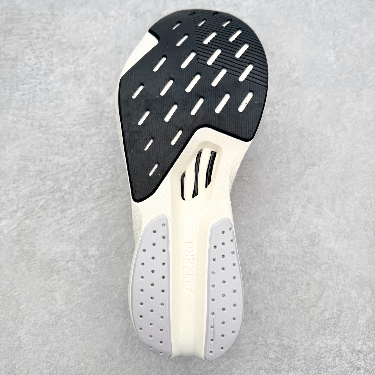 图片[9]-AD Adizero Drive RC M 马拉松竞速专业跑鞋 CELERMESH针织网面非常轻薄 纤维间的缝隙很大 可以保证跑步时的透气、排汗效果 鞋舌直接与两侧的内衬和鞋底连接在一起 在跑步过程中不会被鞋舌的左右移动所困扰 在标准鞋带孔的基础上再拓宽一组鞋带孔 适合不同脚型的需求 突破性 EnergyRods 技术，有助于跑者实现更好的成绩 中底独特的LIGHTSTRIKE PRO泡棉材质 微弹感觉在跑步过程中给予了良好的支撑体验 对于顶级精英和高水平进阶跑者来说 ADIOS PRO是一双值得信赖的竞速比赛用鞋 尺码：36 36.5 37.5 38 38.5 39 40 40.5 41 42 42.5 43 44 44.5 45-选品中心