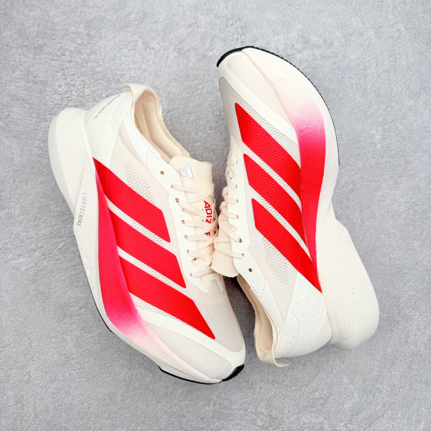 图片[3]-AD Adizero Drive RC M 马拉松竞速专业跑鞋 CELERMESH针织网面非常轻薄 纤维间的缝隙很大 可以保证跑步时的透气、排汗效果 鞋舌直接与两侧的内衬和鞋底连接在一起 在跑步过程中不会被鞋舌的左右移动所困扰 在标准鞋带孔的基础上再拓宽一组鞋带孔 适合不同脚型的需求 突破性 EnergyRods 技术，有助于跑者实现更好的成绩 中底独特的LIGHTSTRIKE PRO泡棉材质 微弹感觉在跑步过程中给予了良好的支撑体验 对于顶级精英和高水平进阶跑者来说 ADIOS PRO是一双值得信赖的竞速比赛用鞋 尺码：36 36.5 37.5 38 38.5 39 40 40.5 41 42 42.5 43 44 44.5 45-选品中心