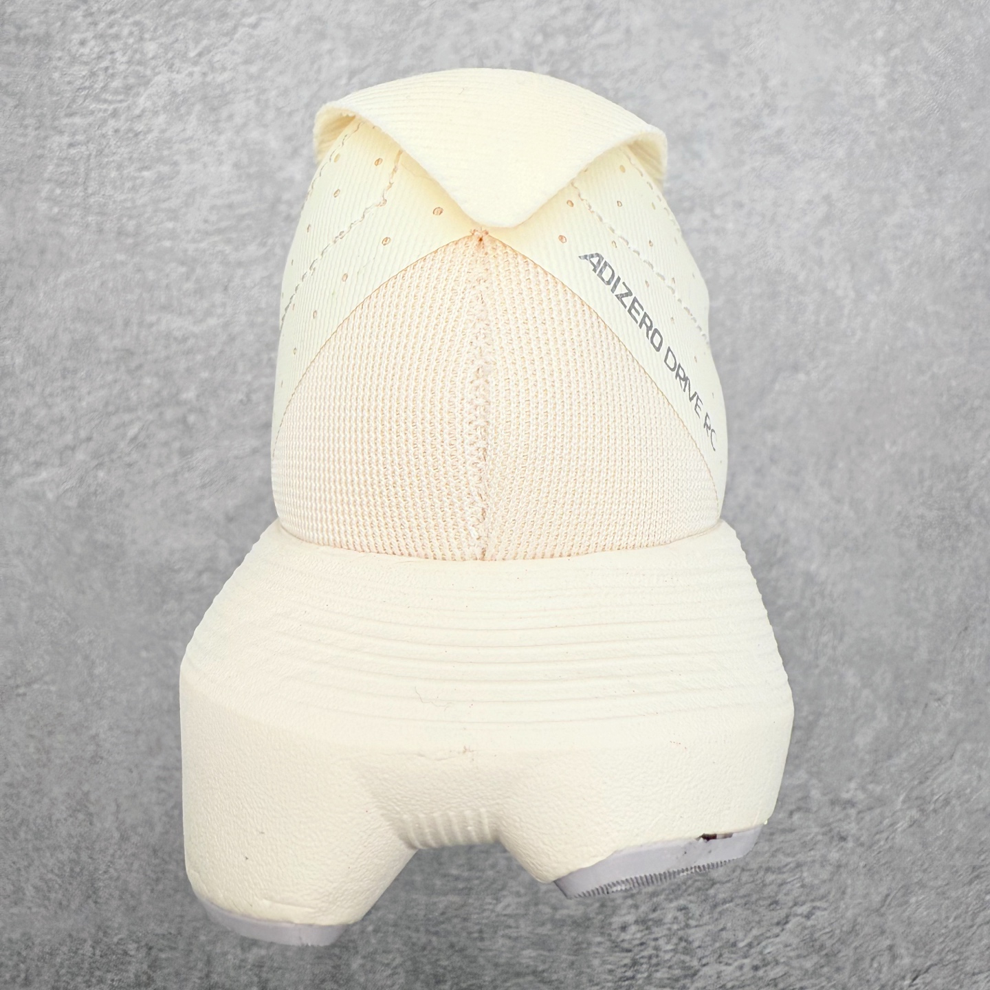 图片[8]-AD Adizero Drive RC M 马拉松竞速专业跑鞋 CELERMESH针织网面非常轻薄 纤维间的缝隙很大 可以保证跑步时的透气、排汗效果 鞋舌直接与两侧的内衬和鞋底连接在一起 在跑步过程中不会被鞋舌的左右移动所困扰 在标准鞋带孔的基础上再拓宽一组鞋带孔 适合不同脚型的需求 突破性 EnergyRods 技术，有助于跑者实现更好的成绩 中底独特的LIGHTSTRIKE PRO泡棉材质 微弹感觉在跑步过程中给予了良好的支撑体验 对于顶级精英和高水平进阶跑者来说 ADIOS PRO是一双值得信赖的竞速比赛用鞋 尺码：36 36.5 37.5 38 38.5 39 40 40.5 41 42 42.5 43 44 44.5 45-选品中心