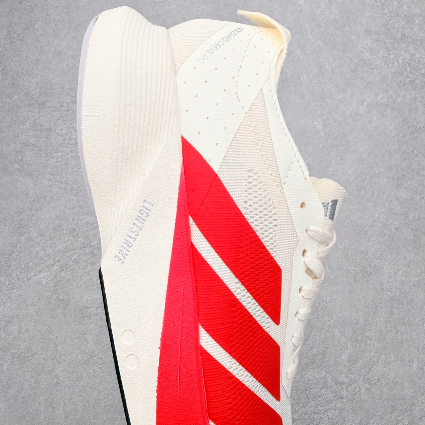 图片[6]-AD Adizero Drive RC M 马拉松竞速专业跑鞋 CELERMESH针织网面非常轻薄 纤维间的缝隙很大 可以保证跑步时的透气、排汗效果 鞋舌直接与两侧的内衬和鞋底连接在一起 在跑步过程中不会被鞋舌的左右移动所困扰 在标准鞋带孔的基础上再拓宽一组鞋带孔 适合不同脚型的需求 突破性 EnergyRods 技术，有助于跑者实现更好的成绩 中底独特的LIGHTSTRIKE PRO泡棉材质 微弹感觉在跑步过程中给予了良好的支撑体验 对于顶级精英和高水平进阶跑者来说 ADIOS PRO是一双值得信赖的竞速比赛用鞋 尺码：36 36.5 37.5 38 38.5 39 40 40.5 41 42 42.5 43 44 44.5 45-选品中心