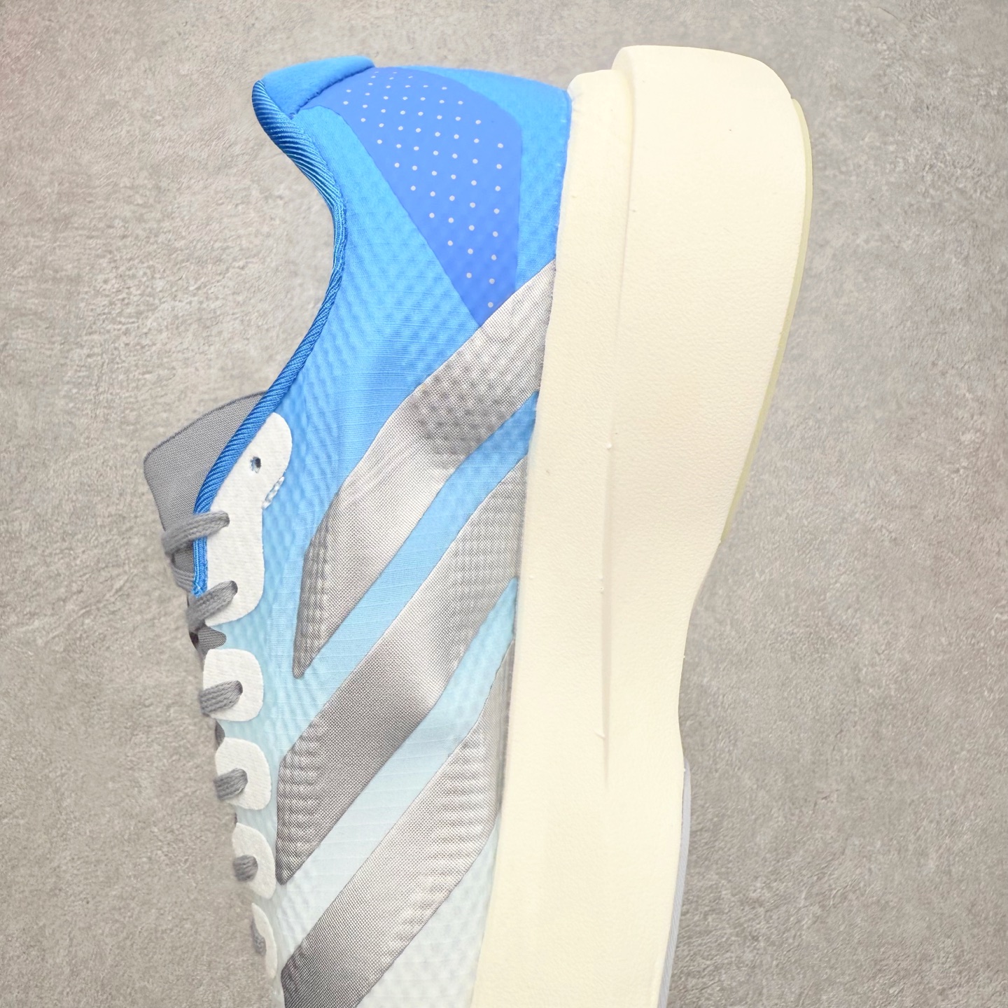 图片[7]-AD Adizero Drive RC M 马拉松竞速专业跑鞋 CELERMESH针织网面非常轻薄 纤维间的缝隙很大 可以保证跑步时的透气、排汗效果 鞋舌直接与两侧的内衬和鞋底连接在一起 在跑步过程中不会被鞋舌的左右移动所困扰 在标准鞋带孔的基础上再拓宽一组鞋带孔 适合不同脚型的需求 突破性 EnergyRods 技术，有助于跑者实现更好的成绩 中底独特的LIGHTSTRIKE PRO泡棉材质 微弹感觉在跑步过程中给予了良好的支撑体验 对于顶级精英和高水平进阶跑者来说 ADIOS PRO是一双值得信赖的竞速比赛用鞋 尺码：36 36.5 37.5 38 38.5 39 40 40.5 41 42 42.5 43 44 44.5 45-选品中心