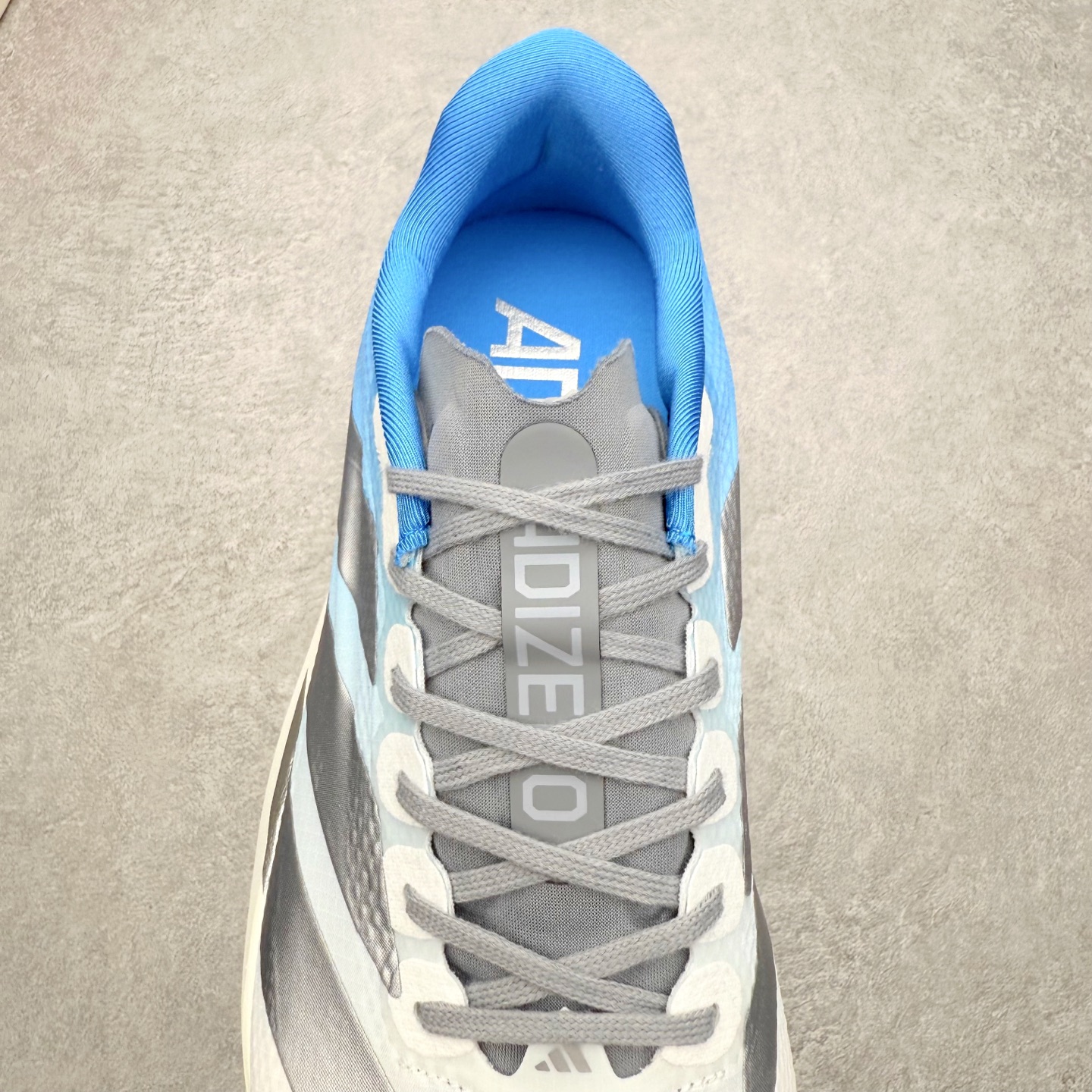 图片[5]-AD Adizero Drive RC M 马拉松竞速专业跑鞋 CELERMESH针织网面非常轻薄 纤维间的缝隙很大 可以保证跑步时的透气、排汗效果 鞋舌直接与两侧的内衬和鞋底连接在一起 在跑步过程中不会被鞋舌的左右移动所困扰 在标准鞋带孔的基础上再拓宽一组鞋带孔 适合不同脚型的需求 突破性 EnergyRods 技术，有助于跑者实现更好的成绩 中底独特的LIGHTSTRIKE PRO泡棉材质 微弹感觉在跑步过程中给予了良好的支撑体验 对于顶级精英和高水平进阶跑者来说 ADIOS PRO是一双值得信赖的竞速比赛用鞋 尺码：36 36.5 37.5 38 38.5 39 40 40.5 41 42 42.5 43 44 44.5 45-选品中心