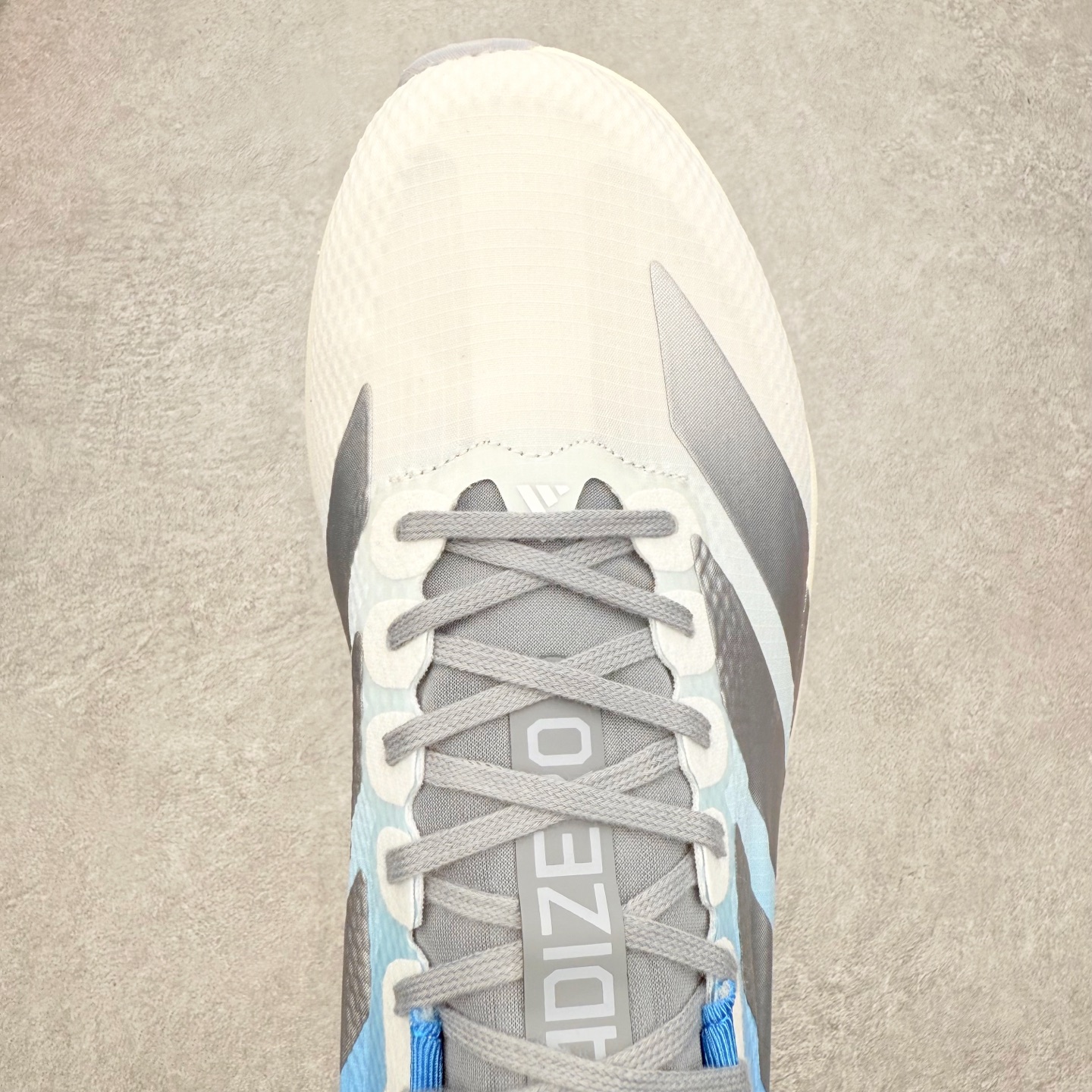 图片[4]-AD Adizero Drive RC M 马拉松竞速专业跑鞋 CELERMESH针织网面非常轻薄 纤维间的缝隙很大 可以保证跑步时的透气、排汗效果 鞋舌直接与两侧的内衬和鞋底连接在一起 在跑步过程中不会被鞋舌的左右移动所困扰 在标准鞋带孔的基础上再拓宽一组鞋带孔 适合不同脚型的需求 突破性 EnergyRods 技术，有助于跑者实现更好的成绩 中底独特的LIGHTSTRIKE PRO泡棉材质 微弹感觉在跑步过程中给予了良好的支撑体验 对于顶级精英和高水平进阶跑者来说 ADIOS PRO是一双值得信赖的竞速比赛用鞋 尺码：36 36.5 37.5 38 38.5 39 40 40.5 41 42 42.5 43 44 44.5 45-选品中心