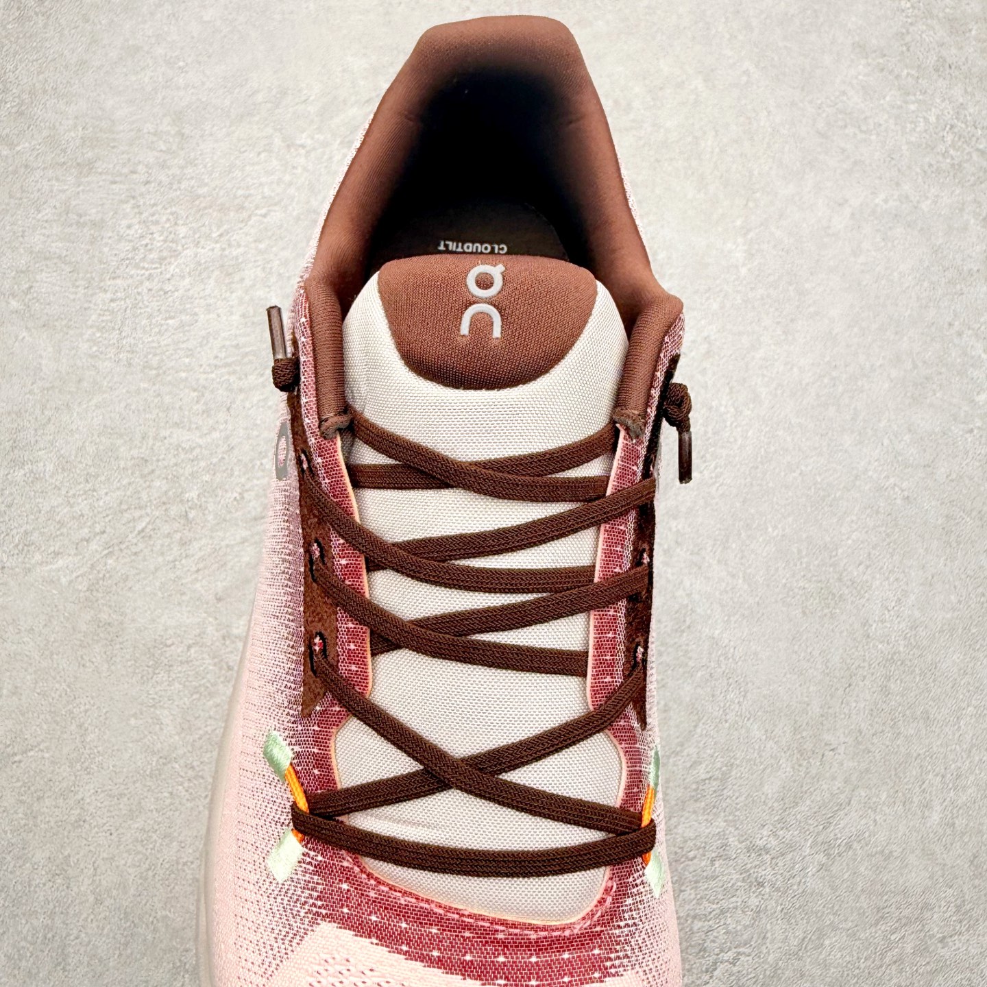 图片[5]-On昂跑 Cloudtilt 圆头系带减震耐磨低帮生活休闲鞋 此运动品牌 开创于2010年 缓震着陆、强效回弹、轻柔质感的设计构思始终是ON研制关键 与此同时基于“为全球提供革新性的跑步感受”信念 陆续推出了多款跑鞋及其以专业运动人体跑步工程学为设计关键的功能性跑步服饰设备 让跑者不费力气地畅快畅跑 尺码：36 36.5 37.5 38 38.5 39 40 40.5 41 42 42.5 43 44 44.5 45-选品中心