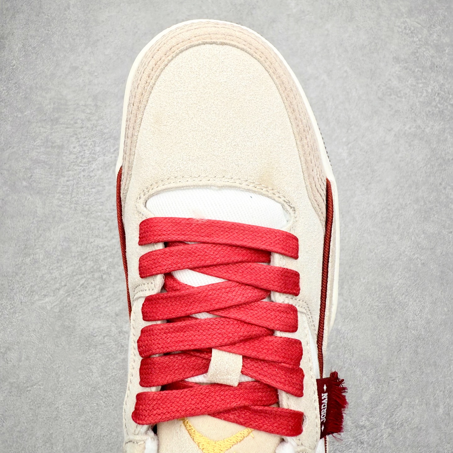 图片[4]-＃福利特价 Air Jordan AJ Flight Court 乔丹低帮复古篮球鞋 设计简约又不失复古韵味鞋内的鞋垫柔软且有弹性 能够很好地缓冲落地时的冲击力鞋面的材质贴合脚部 鞋底的纹路设计合理 抓地力很强 尺码： 36 36.5 37.5 38 38.5 39 40 40.5 41 42 42.5 43 44 45 46-选品中心