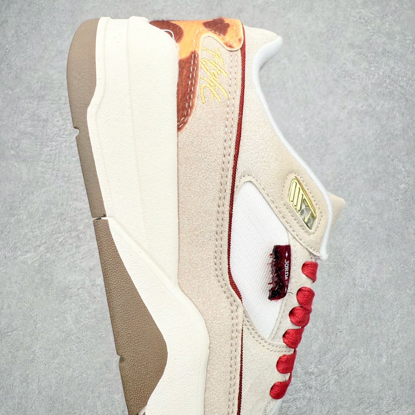 图片[6]-＃福利特价 Air Jordan AJ Flight Court 乔丹低帮复古篮球鞋 设计简约又不失复古韵味鞋内的鞋垫柔软且有弹性 能够很好地缓冲落地时的冲击力鞋面的材质贴合脚部 鞋底的纹路设计合理 抓地力很强 尺码： 36 36.5 37.5 38 38.5 39 40 40.5 41 42 42.5 43 44 45 46-选品中心