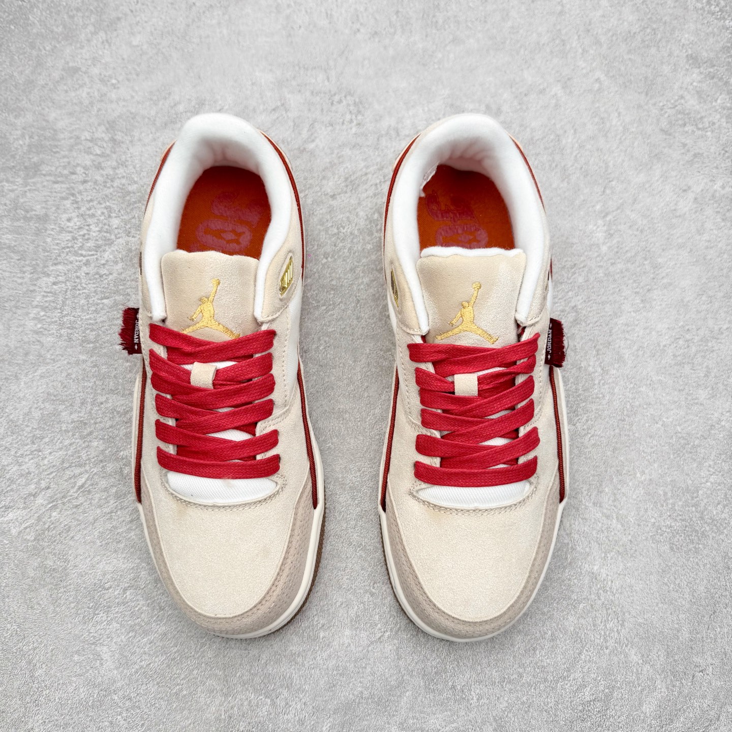 图片[2]-＃福利特价 Air Jordan AJ Flight Court 乔丹低帮复古篮球鞋 设计简约又不失复古韵味鞋内的鞋垫柔软且有弹性 能够很好地缓冲落地时的冲击力鞋面的材质贴合脚部 鞋底的纹路设计合理 抓地力很强 尺码： 36 36.5 37.5 38 38.5 39 40 40.5 41 42 42.5 43 44 45 46-选品中心