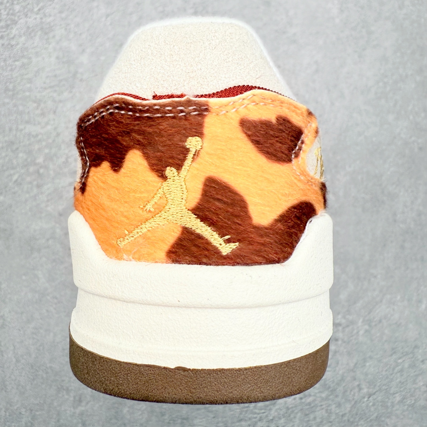 图片[8]-＃福利特价 Air Jordan AJ Flight Court 乔丹低帮复古篮球鞋 设计简约又不失复古韵味鞋内的鞋垫柔软且有弹性 能够很好地缓冲落地时的冲击力鞋面的材质贴合脚部 鞋底的纹路设计合理 抓地力很强 尺码： 36 36.5 37.5 38 38.5 39 40 40.5 41 42 42.5 43 44 45 46-选品中心