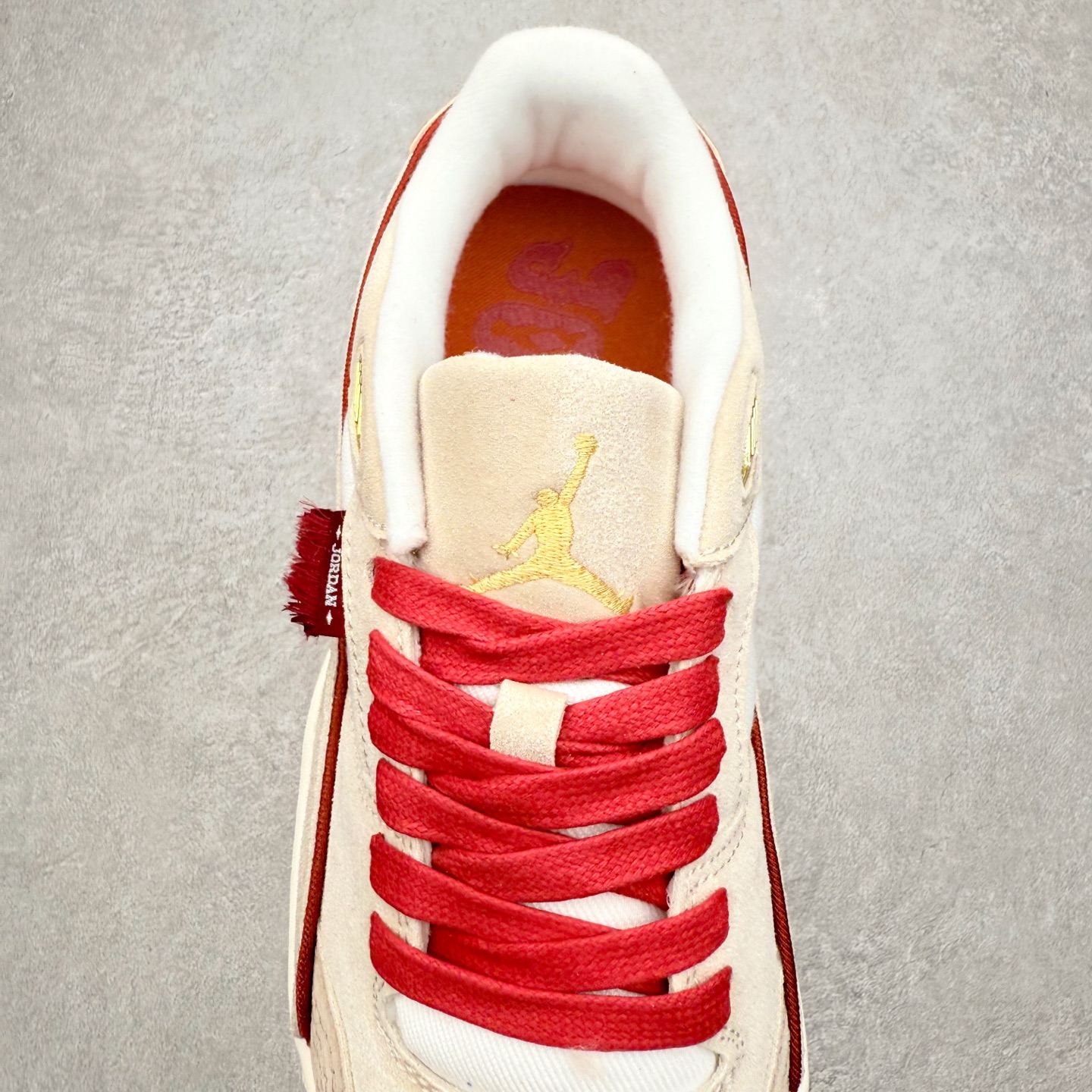 图片[5]-＃福利特价 Air Jordan AJ Flight Court 乔丹低帮复古篮球鞋 设计简约又不失复古韵味鞋内的鞋垫柔软且有弹性 能够很好地缓冲落地时的冲击力鞋面的材质贴合脚部 鞋底的纹路设计合理 抓地力很强 尺码： 36 36.5 37.5 38 38.5 39 40 40.5 41 42 42.5 43 44 45 46-选品中心