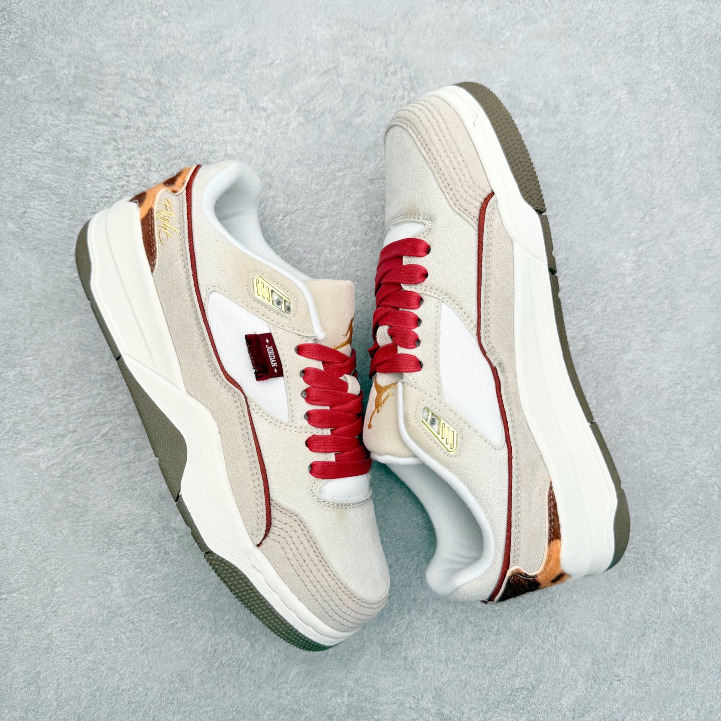 图片[3]-＃福利特价 Air Jordan AJ Flight Court 乔丹低帮复古篮球鞋 设计简约又不失复古韵味鞋内的鞋垫柔软且有弹性 能够很好地缓冲落地时的冲击力鞋面的材质贴合脚部 鞋底的纹路设计合理 抓地力很强 尺码： 36 36.5 37.5 38 38.5 39 40 40.5 41 42 42.5 43 44 45 46-选品中心