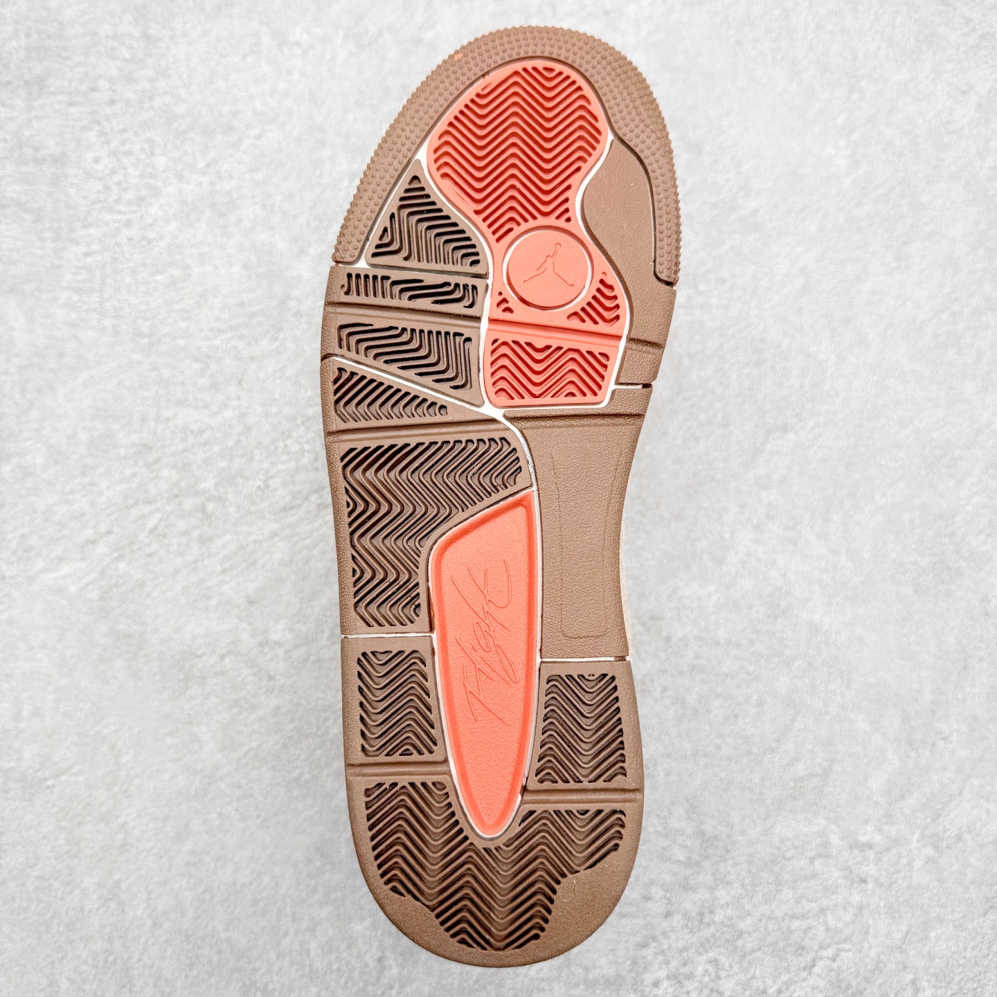 图片[9]-＃福利特价 Air Jordan AJ Flight Court 乔丹低帮复古篮球鞋 设计简约又不失复古韵味鞋内的鞋垫柔软且有弹性 能够很好地缓冲落地时的冲击力鞋面的材质贴合脚部 鞋底的纹路设计合理 抓地力很强 尺码： 36 36.5 37.5 38 38.5 39 40 40.5 41 42 42.5 43 44 45 46-选品中心