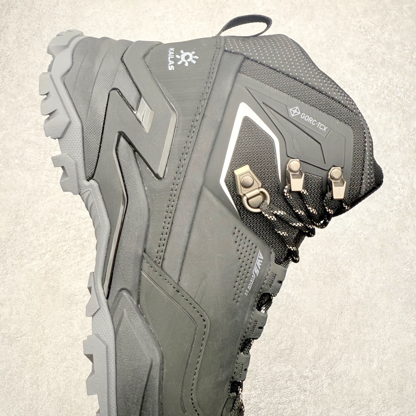 图片[6]-＃K版 凯乐石KAILAS MT5 -3 GTX MID 运动户外防滑防水中帮 登山徒步鞋 KAILAS凯乐石品牌是全球三大全系攀登品牌之一，于2003年创立于中国广州，致力于为有攀登梦想的户外运动员及爱好者，研发制造功能性专业装备，满足他们在极限环境下安全舒适的需求，凯乐石专注于科技面料的开发及专业功能设计，产品线覆盖登山、攀岩、徒步、越野跑山、露营、旅行等多项户外运动，通过运动员的测试反馈，不断进化迭代，产品荣获国内外大奖71座，发明专利21个，更突破性的自主研发攀登器械，打造出中国的攀登硬实力。实拍调校N版已经零色差零失真 百分百还原实物色彩所见即所得 不存在货不对板色差等低级问题 选购参考实物拍摄 不混卖不参货 只用心做好货严格选品 承诺混一赔十 尺码：36 36.5 37.5 38 38.5 39 40 40.5 41 42 42.5 43 44 44.5 45-选品中心