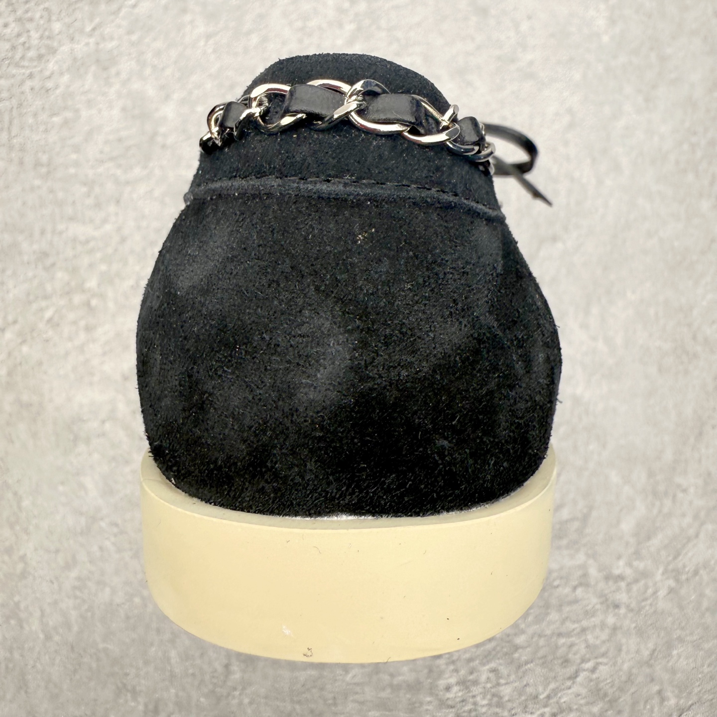 图片[8]-CHANEL 香奈儿26C拼色链条小皮鞋 小红书爆款穿搭，早春穿搭系列 以新任设计师的先锋巧思，将鞋侧金属链条与标志性锁扣巧妙呼应， 随步履轻晃，尽显灵动。 平底鞋型兼顾舒适与利落，行走间松弛自在。 搭配斜纹软呢半裙，复古优雅；配高腰阔腿裤，通勤干练。 面料选用原版定制牛京皮，内里与踮脚均为亲肤羊皮， 搭配开模定制防滑大底，细节处处考究。 尺码：35 36 37 38 39 40-选品中心