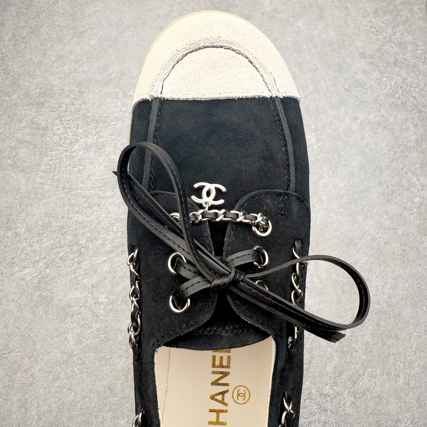 图片[4]-CHANEL 香奈儿26C拼色链条小皮鞋 小红书爆款穿搭，早春穿搭系列 以新任设计师的先锋巧思，将鞋侧金属链条与标志性锁扣巧妙呼应， 随步履轻晃，尽显灵动。 平底鞋型兼顾舒适与利落，行走间松弛自在。 搭配斜纹软呢半裙，复古优雅；配高腰阔腿裤，通勤干练。 面料选用原版定制牛京皮，内里与踮脚均为亲肤羊皮， 搭配开模定制防滑大底，细节处处考究。 尺码：35 36 37 38 39 40-选品中心