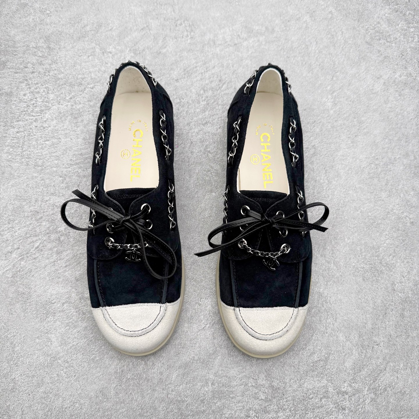 图片[2]-CHANEL 香奈儿26C拼色链条小皮鞋 小红书爆款穿搭，早春穿搭系列 以新任设计师的先锋巧思，将鞋侧金属链条与标志性锁扣巧妙呼应， 随步履轻晃，尽显灵动。 平底鞋型兼顾舒适与利落，行走间松弛自在。 搭配斜纹软呢半裙，复古优雅；配高腰阔腿裤，通勤干练。 面料选用原版定制牛京皮，内里与踮脚均为亲肤羊皮， 搭配开模定制防滑大底，细节处处考究。 尺码：35 36 37 38 39 40-选品中心