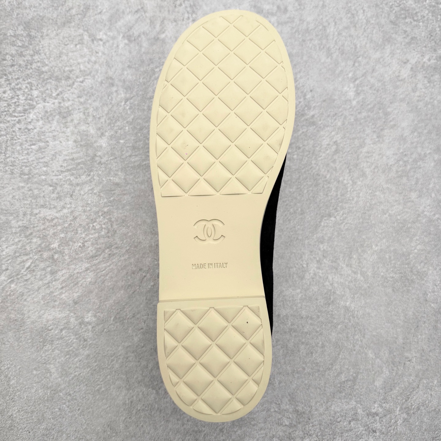 图片[9]-CHANEL 香奈儿26C拼色链条小皮鞋 小红书爆款穿搭，早春穿搭系列 以新任设计师的先锋巧思，将鞋侧金属链条与标志性锁扣巧妙呼应， 随步履轻晃，尽显灵动。 平底鞋型兼顾舒适与利落，行走间松弛自在。 搭配斜纹软呢半裙，复古优雅；配高腰阔腿裤，通勤干练。 面料选用原版定制牛京皮，内里与踮脚均为亲肤羊皮， 搭配开模定制防滑大底，细节处处考究。 尺码：35 36 37 38 39 40-选品中心