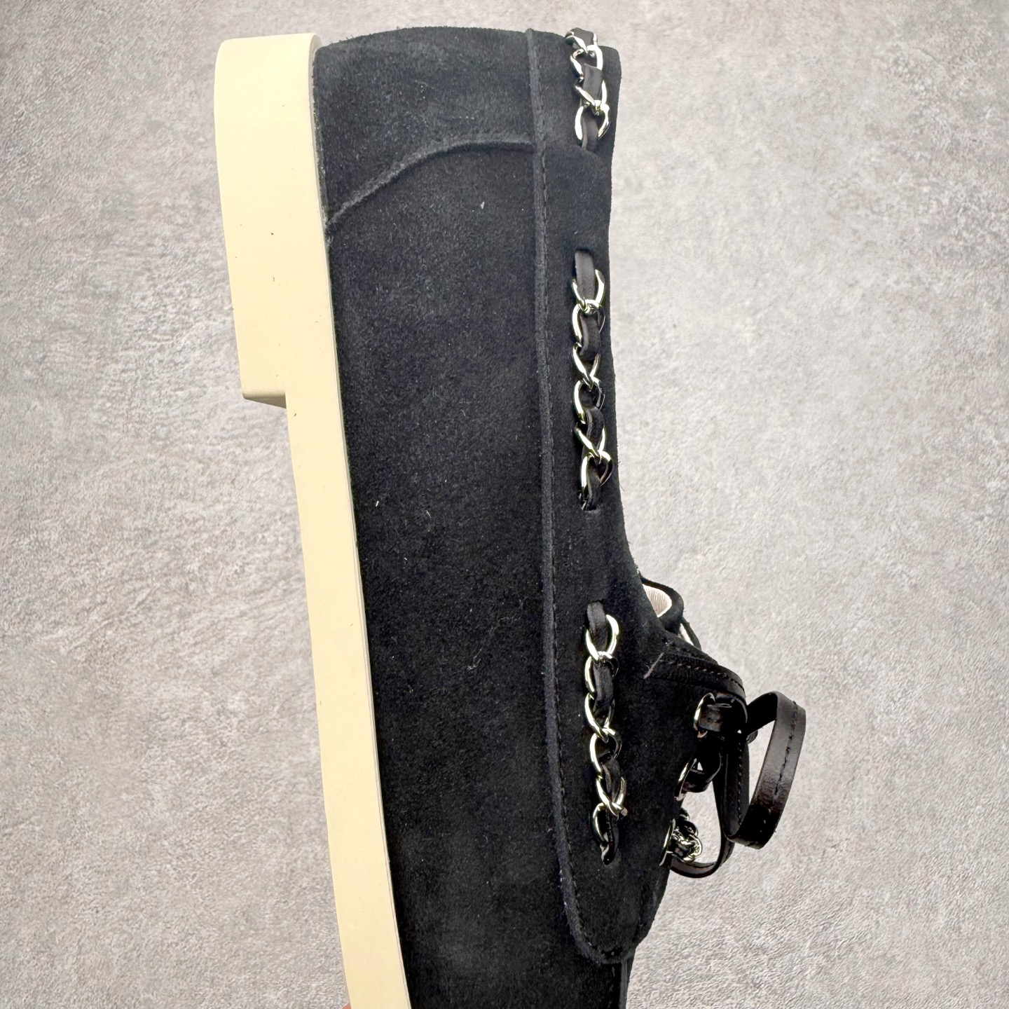 图片[6]-CHANEL 香奈儿26C拼色链条小皮鞋 小红书爆款穿搭，早春穿搭系列 以新任设计师的先锋巧思，将鞋侧金属链条与标志性锁扣巧妙呼应， 随步履轻晃，尽显灵动。 平底鞋型兼顾舒适与利落，行走间松弛自在。 搭配斜纹软呢半裙，复古优雅；配高腰阔腿裤，通勤干练。 面料选用原版定制牛京皮，内里与踮脚均为亲肤羊皮， 搭配开模定制防滑大底，细节处处考究。 尺码：35 36 37 38 39 40-选品中心