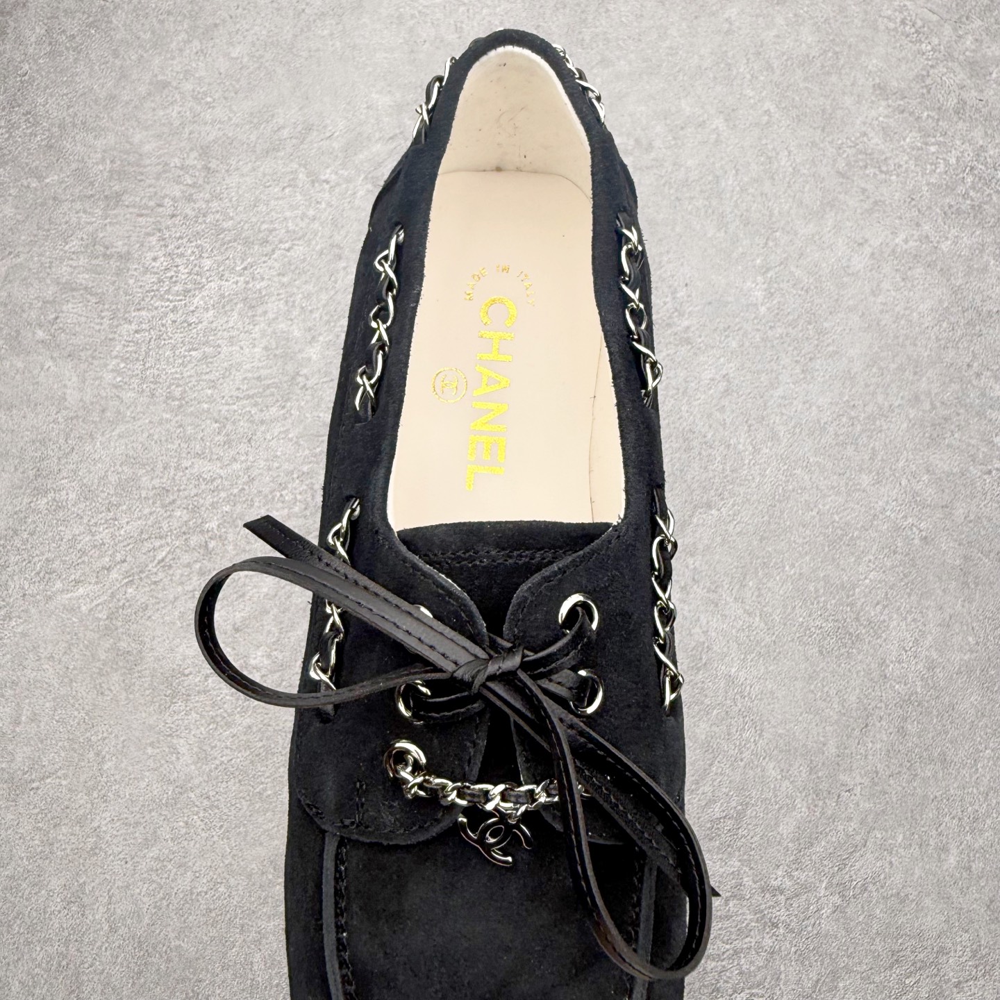 图片[5]-CHANEL 香奈儿26C拼色链条小皮鞋 小红书爆款穿搭，早春穿搭系列 以新任设计师的先锋巧思，将鞋侧金属链条与标志性锁扣巧妙呼应， 随步履轻晃，尽显灵动。 平底鞋型兼顾舒适与利落，行走间松弛自在。 搭配斜纹软呢半裙，复古优雅；配高腰阔腿裤，通勤干练。 面料选用原版定制牛京皮，内里与踮脚均为亲肤羊皮， 搭配开模定制防滑大底，细节处处考究。 尺码：35 36 37 38 39 40-选品中心