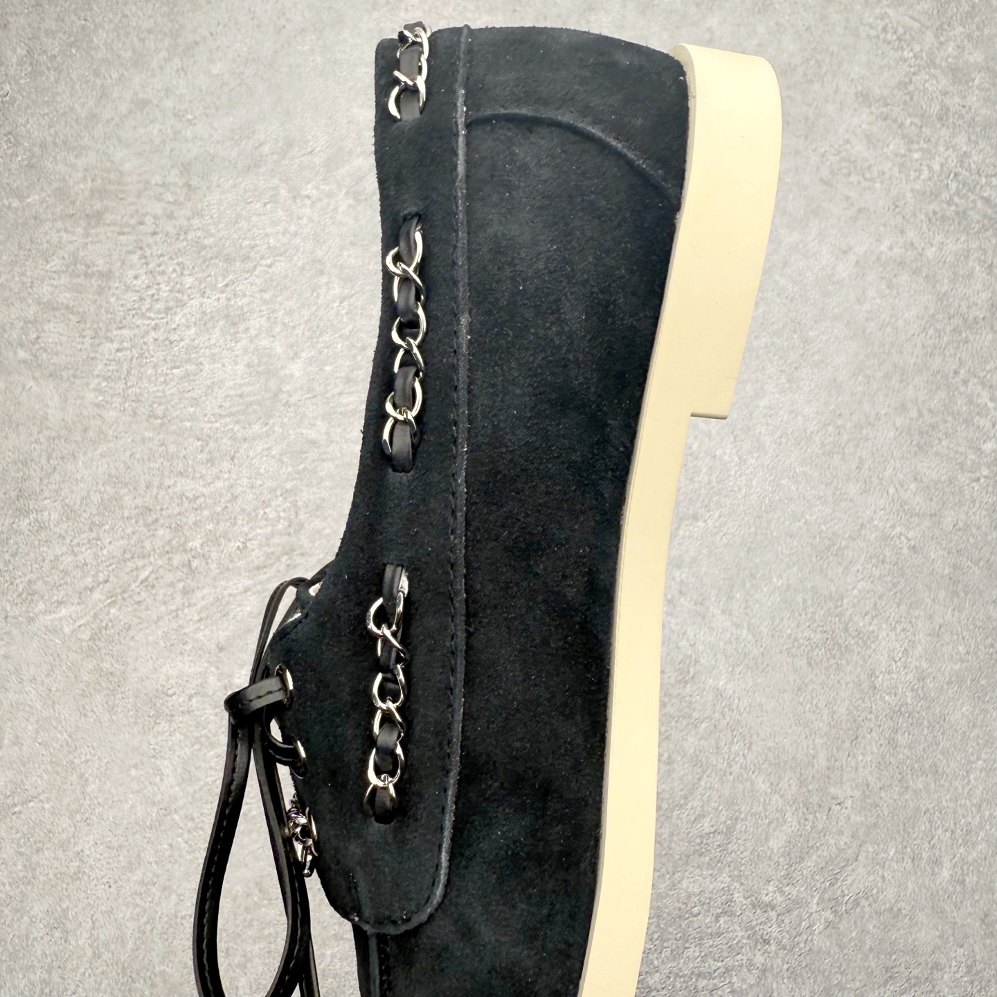 图片[7]-CHANEL 香奈儿26C拼色链条小皮鞋 小红书爆款穿搭，早春穿搭系列 以新任设计师的先锋巧思，将鞋侧金属链条与标志性锁扣巧妙呼应， 随步履轻晃，尽显灵动。 平底鞋型兼顾舒适与利落，行走间松弛自在。 搭配斜纹软呢半裙，复古优雅；配高腰阔腿裤，通勤干练。 面料选用原版定制牛京皮，内里与踮脚均为亲肤羊皮， 搭配开模定制防滑大底，细节处处考究。 尺码：35 36 37 38 39 40-选品中心