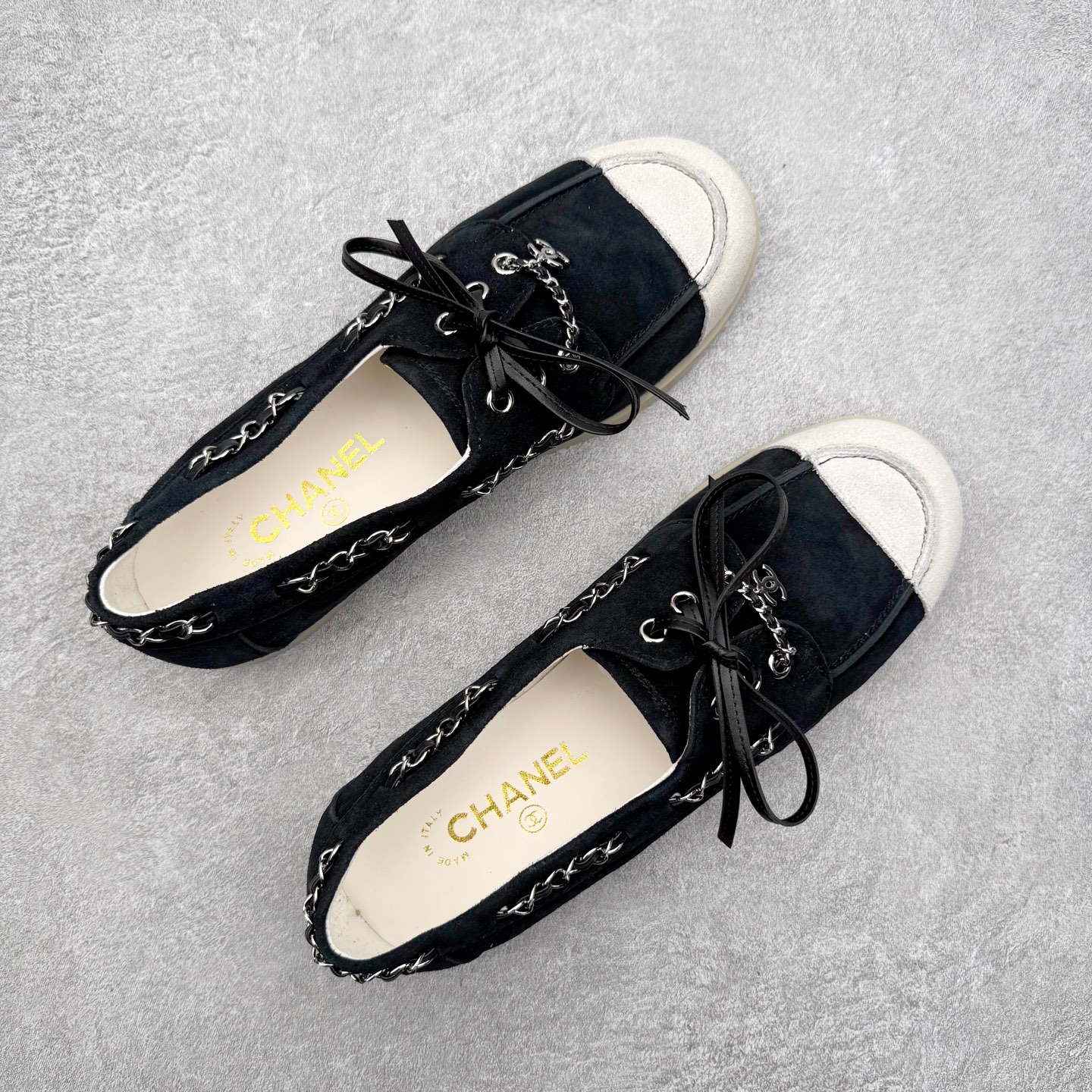 图片[3]-CHANEL 香奈儿26C拼色链条小皮鞋 小红书爆款穿搭，早春穿搭系列 以新任设计师的先锋巧思，将鞋侧金属链条与标志性锁扣巧妙呼应， 随步履轻晃，尽显灵动。 平底鞋型兼顾舒适与利落，行走间松弛自在。 搭配斜纹软呢半裙，复古优雅；配高腰阔腿裤，通勤干练。 面料选用原版定制牛京皮，内里与踮脚均为亲肤羊皮， 搭配开模定制防滑大底，细节处处考究。 尺码：35 36 37 38 39 40-选品中心