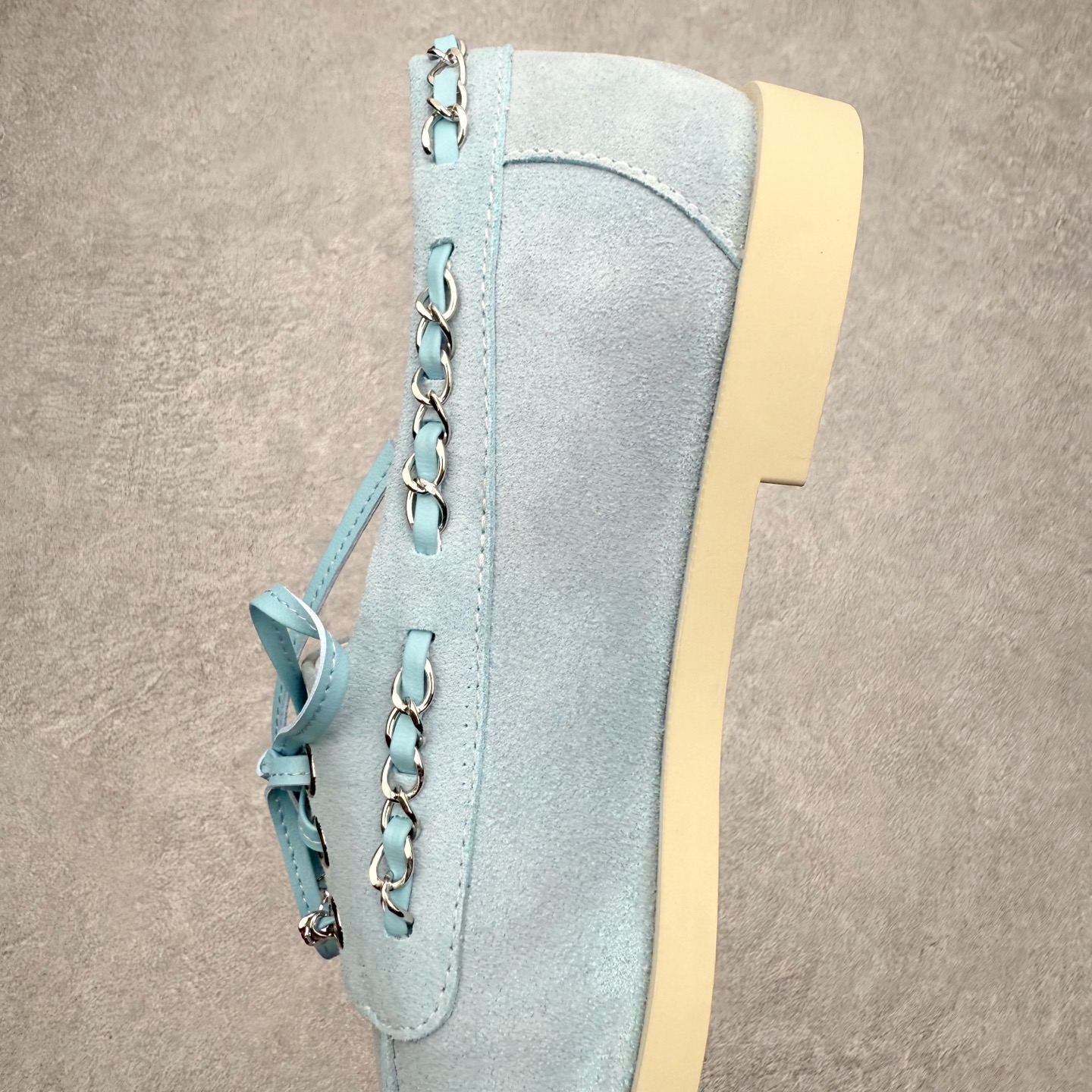 图片[7]-CHANEL 香奈儿26C拼色链条小皮鞋 小红书爆款穿搭，早春穿搭系列 以新任设计师的先锋巧思，将鞋侧金属链条与标志性锁扣巧妙呼应， 随步履轻晃，尽显灵动。 平底鞋型兼顾舒适与利落，行走间松弛自在。 搭配斜纹软呢半裙，复古优雅；配高腰阔腿裤，通勤干练。 面料选用原版定制牛京皮，内里与踮脚均为亲肤羊皮， 搭配开模定制防滑大底，细节处处考究。 尺码：35 36 37 38 39 40-选品中心