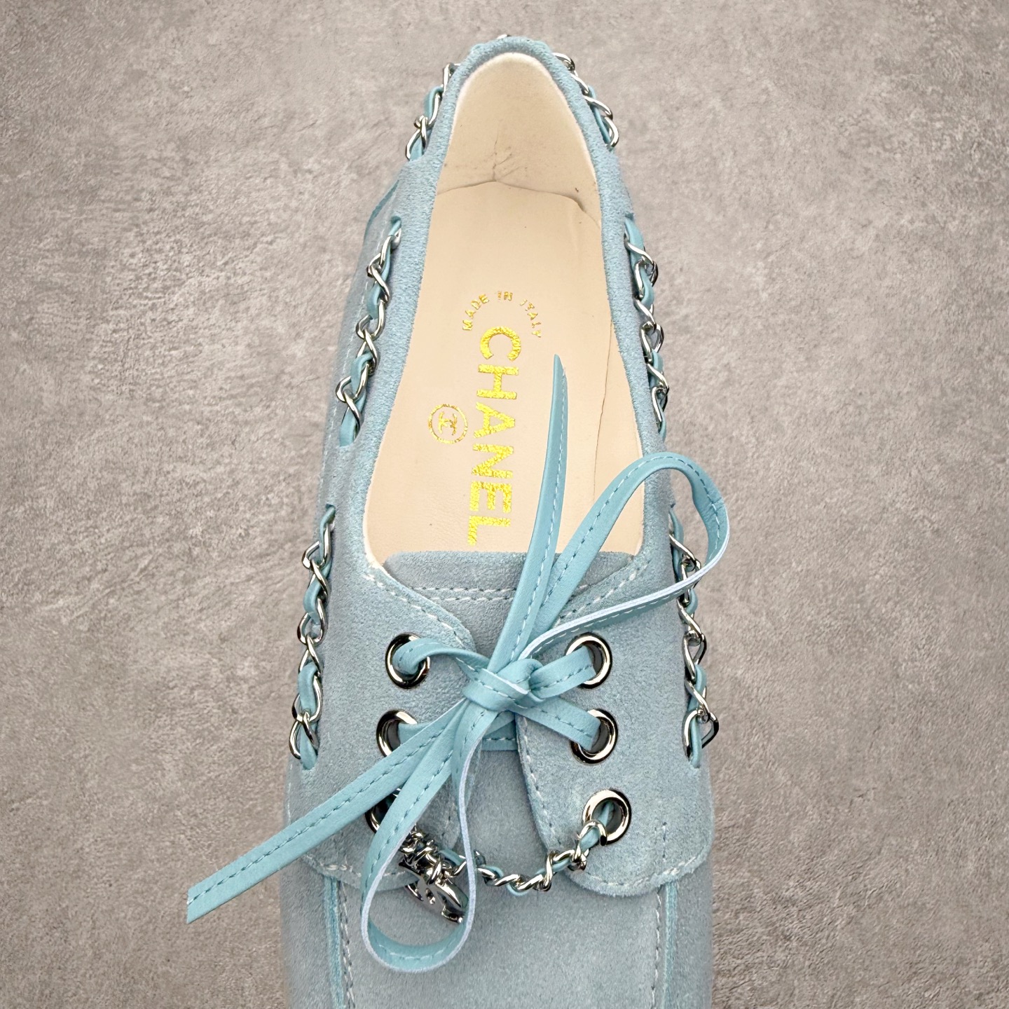 图片[5]-CHANEL 香奈儿26C拼色链条小皮鞋 小红书爆款穿搭，早春穿搭系列 以新任设计师的先锋巧思，将鞋侧金属链条与标志性锁扣巧妙呼应， 随步履轻晃，尽显灵动。 平底鞋型兼顾舒适与利落，行走间松弛自在。 搭配斜纹软呢半裙，复古优雅；配高腰阔腿裤，通勤干练。 面料选用原版定制牛京皮，内里与踮脚均为亲肤羊皮， 搭配开模定制防滑大底，细节处处考究。 尺码：35 36 37 38 39 40-选品中心