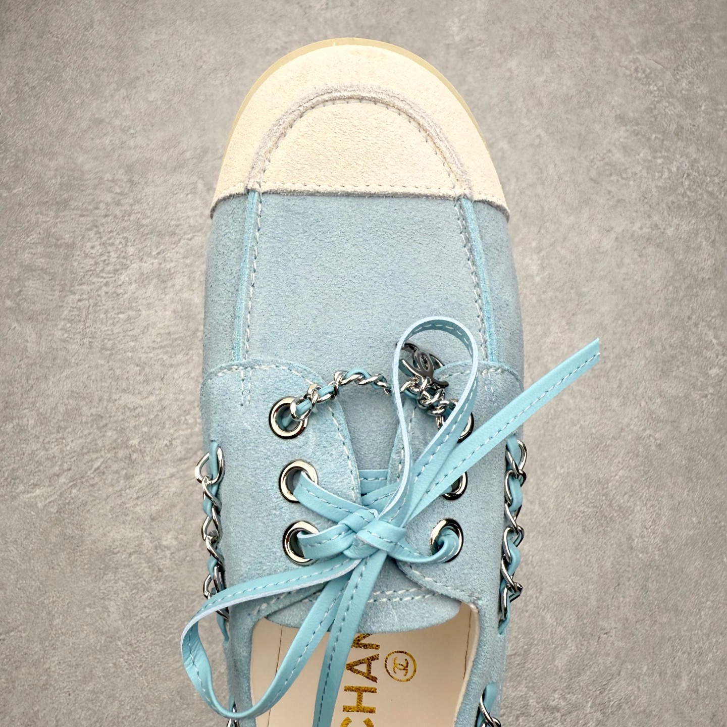 图片[4]-CHANEL 香奈儿26C拼色链条小皮鞋 小红书爆款穿搭，早春穿搭系列 以新任设计师的先锋巧思，将鞋侧金属链条与标志性锁扣巧妙呼应， 随步履轻晃，尽显灵动。 平底鞋型兼顾舒适与利落，行走间松弛自在。 搭配斜纹软呢半裙，复古优雅；配高腰阔腿裤，通勤干练。 面料选用原版定制牛京皮，内里与踮脚均为亲肤羊皮， 搭配开模定制防滑大底，细节处处考究。 尺码：35 36 37 38 39 40-选品中心