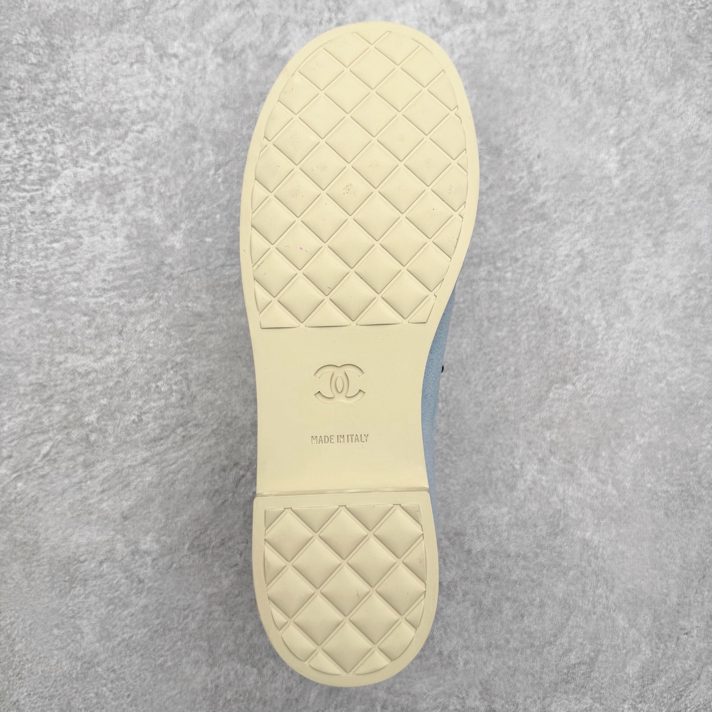 图片[9]-CHANEL 香奈儿26C拼色链条小皮鞋 小红书爆款穿搭，早春穿搭系列 以新任设计师的先锋巧思，将鞋侧金属链条与标志性锁扣巧妙呼应， 随步履轻晃，尽显灵动。 平底鞋型兼顾舒适与利落，行走间松弛自在。 搭配斜纹软呢半裙，复古优雅；配高腰阔腿裤，通勤干练。 面料选用原版定制牛京皮，内里与踮脚均为亲肤羊皮， 搭配开模定制防滑大底，细节处处考究。 尺码：35 36 37 38 39 40-选品中心