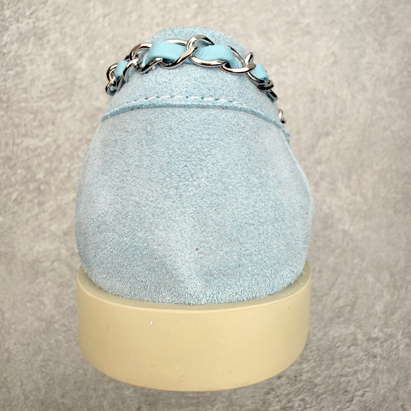 图片[8]-CHANEL 香奈儿26C拼色链条小皮鞋 小红书爆款穿搭，早春穿搭系列 以新任设计师的先锋巧思，将鞋侧金属链条与标志性锁扣巧妙呼应， 随步履轻晃，尽显灵动。 平底鞋型兼顾舒适与利落，行走间松弛自在。 搭配斜纹软呢半裙，复古优雅；配高腰阔腿裤，通勤干练。 面料选用原版定制牛京皮，内里与踮脚均为亲肤羊皮， 搭配开模定制防滑大底，细节处处考究。 尺码：35 36 37 38 39 40-选品中心