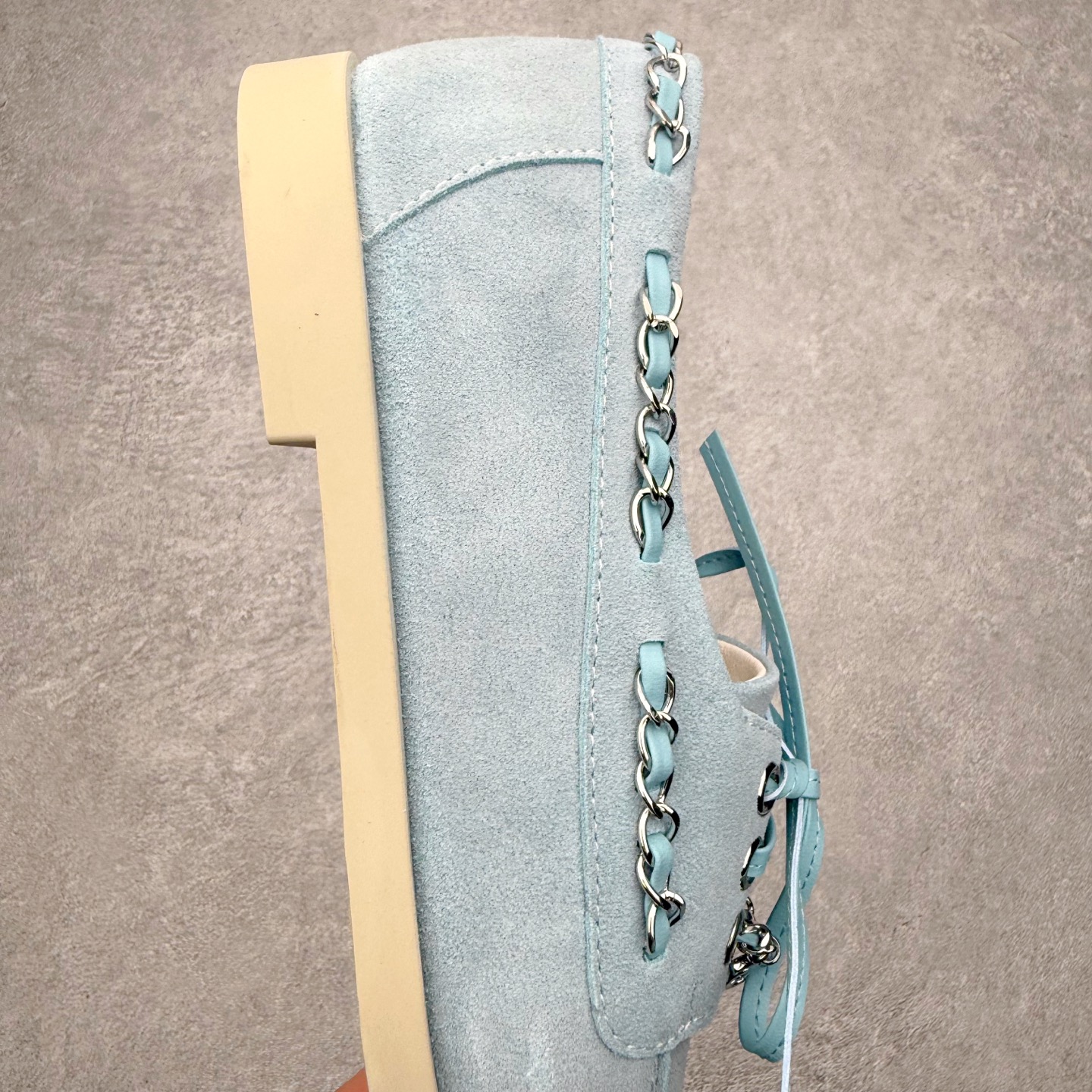 图片[6]-CHANEL 香奈儿26C拼色链条小皮鞋 小红书爆款穿搭，早春穿搭系列 以新任设计师的先锋巧思，将鞋侧金属链条与标志性锁扣巧妙呼应， 随步履轻晃，尽显灵动。 平底鞋型兼顾舒适与利落，行走间松弛自在。 搭配斜纹软呢半裙，复古优雅；配高腰阔腿裤，通勤干练。 面料选用原版定制牛京皮，内里与踮脚均为亲肤羊皮， 搭配开模定制防滑大底，细节处处考究。 尺码：35 36 37 38 39 40-选品中心