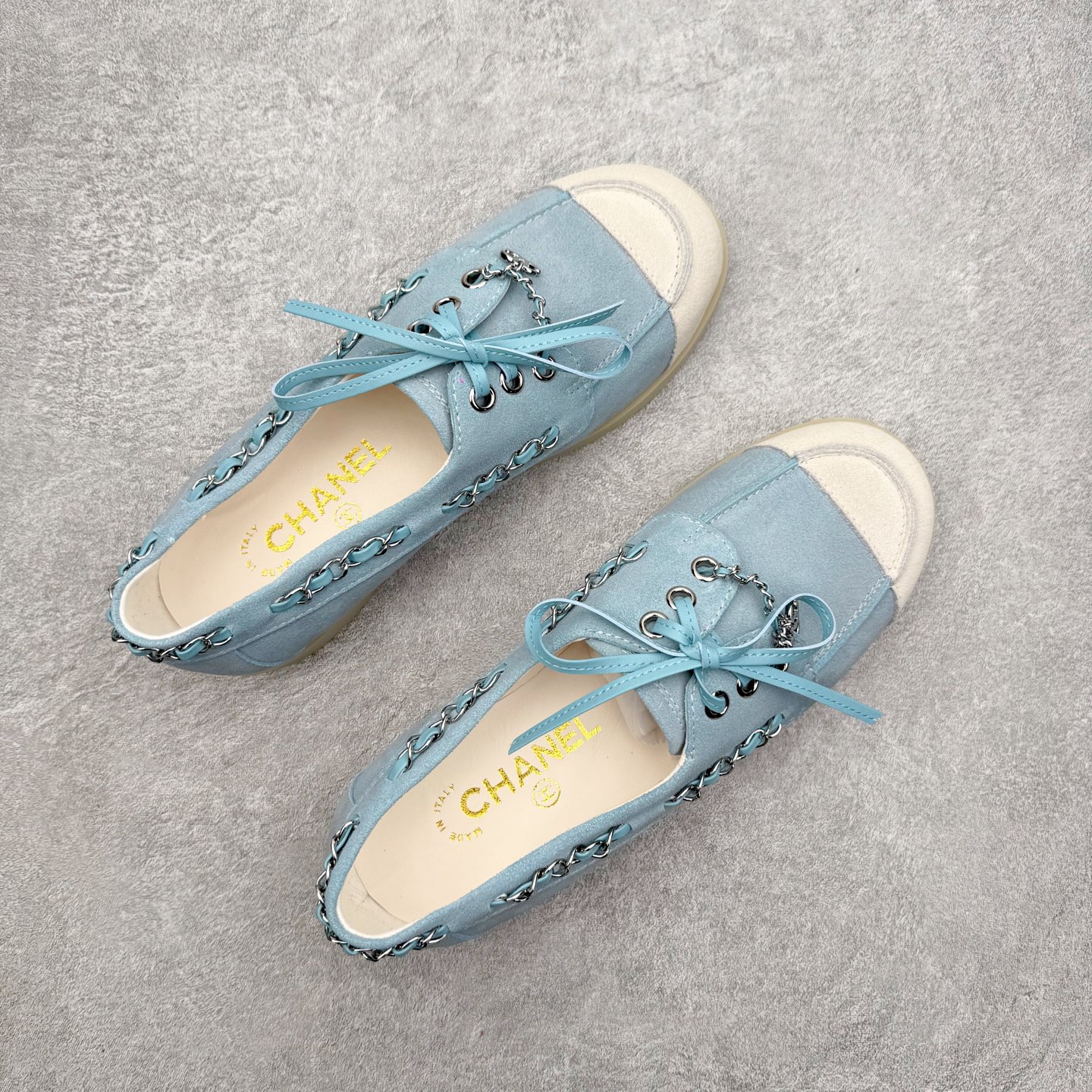 图片[3]-CHANEL 香奈儿26C拼色链条小皮鞋 小红书爆款穿搭，早春穿搭系列 以新任设计师的先锋巧思，将鞋侧金属链条与标志性锁扣巧妙呼应， 随步履轻晃，尽显灵动。 平底鞋型兼顾舒适与利落，行走间松弛自在。 搭配斜纹软呢半裙，复古优雅；配高腰阔腿裤，通勤干练。 面料选用原版定制牛京皮，内里与踮脚均为亲肤羊皮， 搭配开模定制防滑大底，细节处处考究。 尺码：35 36 37 38 39 40-选品中心