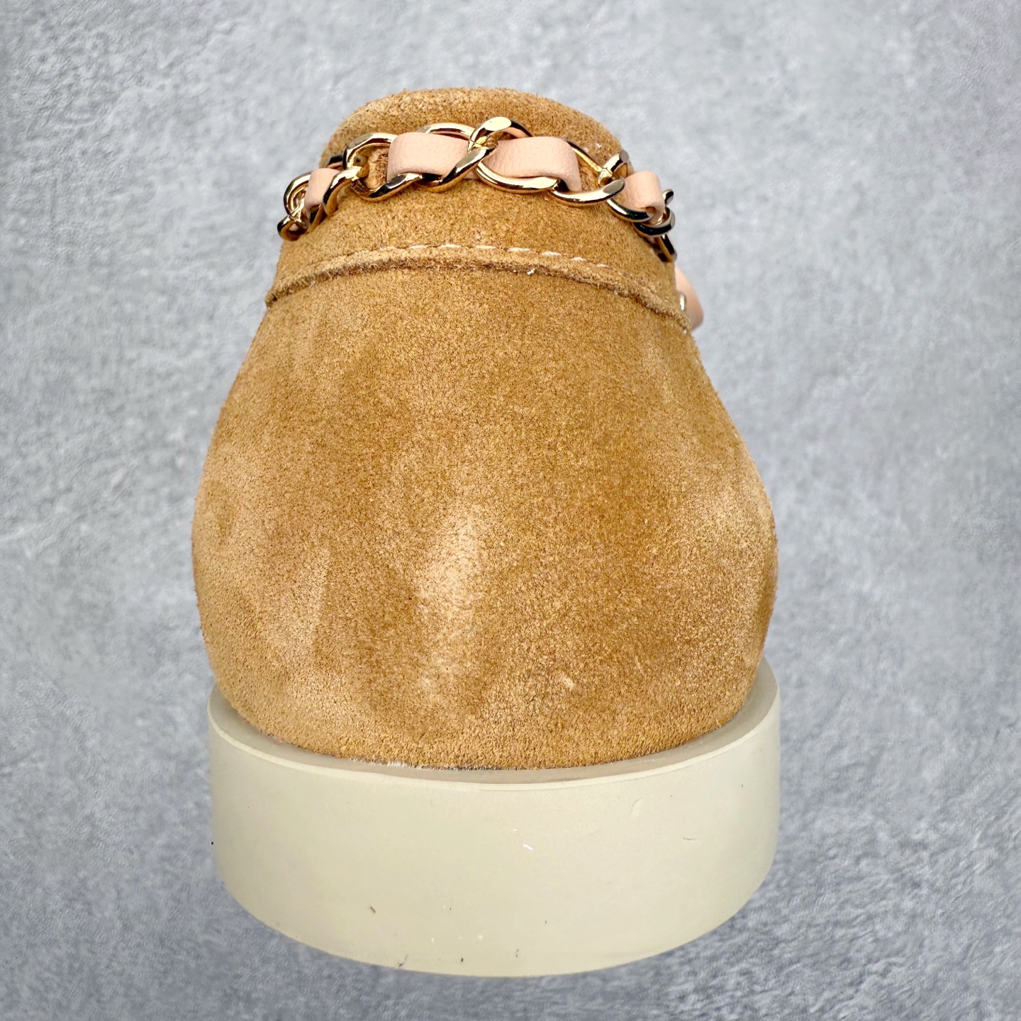 图片[8]-CHANEL 香奈儿26C拼色链条小皮鞋 小红书爆款穿搭，早春穿搭系列 以新任设计师的先锋巧思，将鞋侧金属链条与标志性锁扣巧妙呼应， 随步履轻晃，尽显灵动。 平底鞋型兼顾舒适与利落，行走间松弛自在。 搭配斜纹软呢半裙，复古优雅；配高腰阔腿裤，通勤干练。 面料选用原版定制牛京皮，内里与踮脚均为亲肤羊皮， 搭配开模定制防滑大底，细节处处考究。 尺码：35 36 37 38 39 40-选品中心