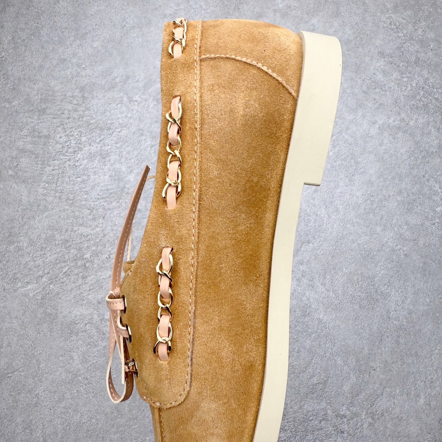 图片[7]-CHANEL 香奈儿26C拼色链条小皮鞋 小红书爆款穿搭，早春穿搭系列 以新任设计师的先锋巧思，将鞋侧金属链条与标志性锁扣巧妙呼应， 随步履轻晃，尽显灵动。 平底鞋型兼顾舒适与利落，行走间松弛自在。 搭配斜纹软呢半裙，复古优雅；配高腰阔腿裤，通勤干练。 面料选用原版定制牛京皮，内里与踮脚均为亲肤羊皮， 搭配开模定制防滑大底，细节处处考究。 尺码：35 36 37 38 39 40-选品中心