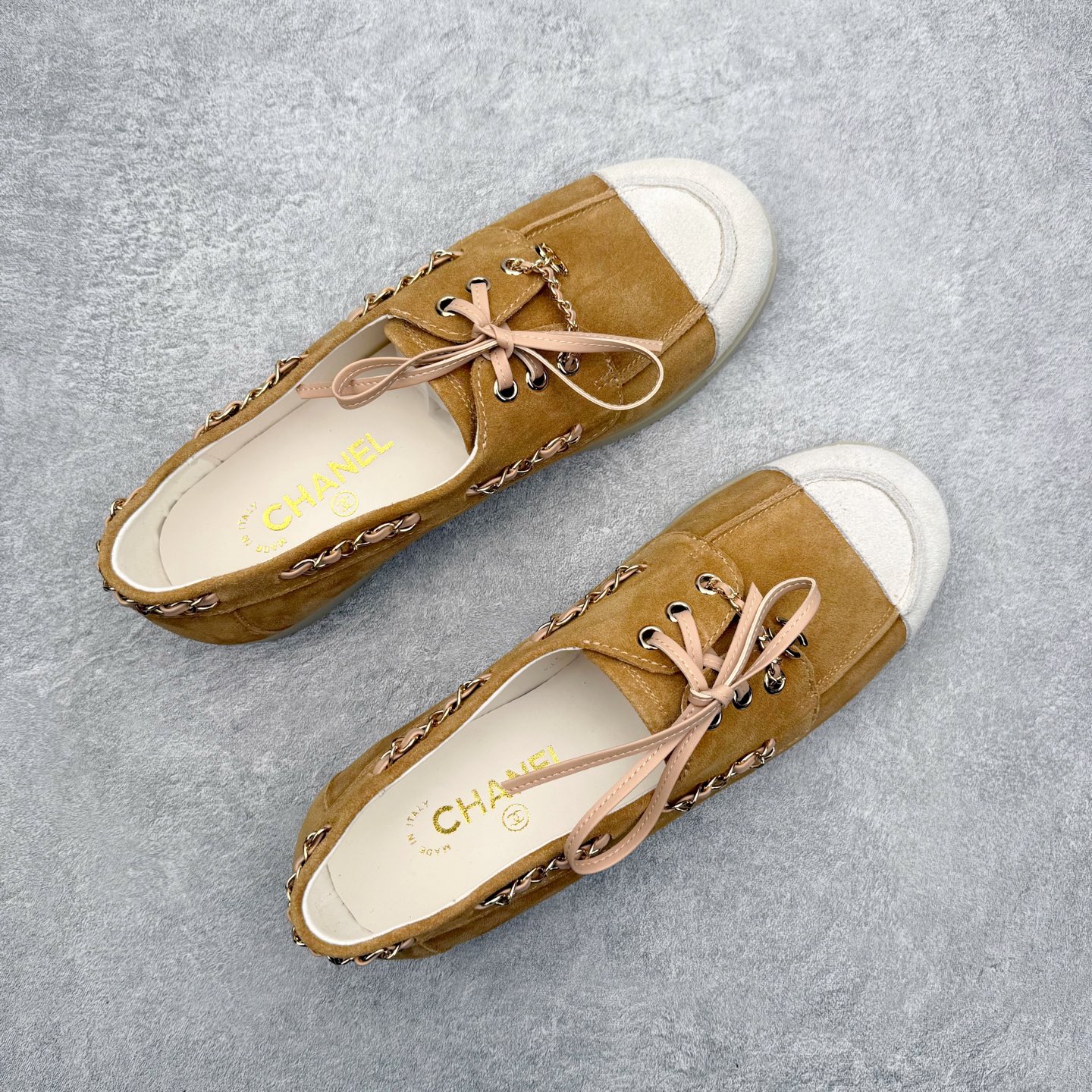 图片[3]-CHANEL 香奈儿26C拼色链条小皮鞋 小红书爆款穿搭，早春穿搭系列 以新任设计师的先锋巧思，将鞋侧金属链条与标志性锁扣巧妙呼应， 随步履轻晃，尽显灵动。 平底鞋型兼顾舒适与利落，行走间松弛自在。 搭配斜纹软呢半裙，复古优雅；配高腰阔腿裤，通勤干练。 面料选用原版定制牛京皮，内里与踮脚均为亲肤羊皮， 搭配开模定制防滑大底，细节处处考究。 尺码：35 36 37 38 39 40-选品中心