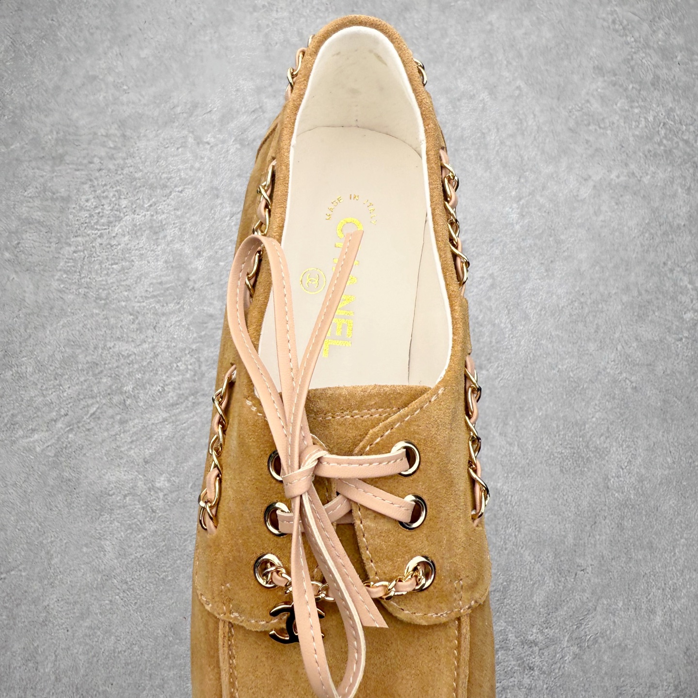 图片[5]-CHANEL 香奈儿26C拼色链条小皮鞋 小红书爆款穿搭，早春穿搭系列 以新任设计师的先锋巧思，将鞋侧金属链条与标志性锁扣巧妙呼应， 随步履轻晃，尽显灵动。 平底鞋型兼顾舒适与利落，行走间松弛自在。 搭配斜纹软呢半裙，复古优雅；配高腰阔腿裤，通勤干练。 面料选用原版定制牛京皮，内里与踮脚均为亲肤羊皮， 搭配开模定制防滑大底，细节处处考究。 尺码：35 36 37 38 39 40-选品中心