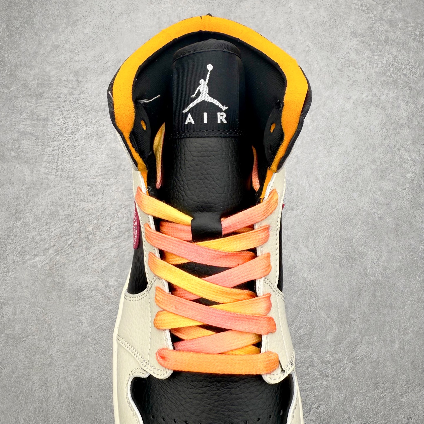 图片[5]-＃K版 Air Jordan AJ1 Mid 中帮 IB7007-107 原厂内置全掌气垫 A模大底 头层小牛皮 鞋舌AJ原厂专用牛津布+AJ专用反口珍珠布+原厂无杂质高弹内里海棉 特殊封边弹力鞋带 全网唯一头层牛皮 原鞋开模 拒绝公底 购置公司同步原材料 原汁原味 忠于原版‼️尺码：36 36.5 37.5 38 38.5 39 40 40.5 41 42 42.5 43 44 44.5 45 46 47.5-选品中心