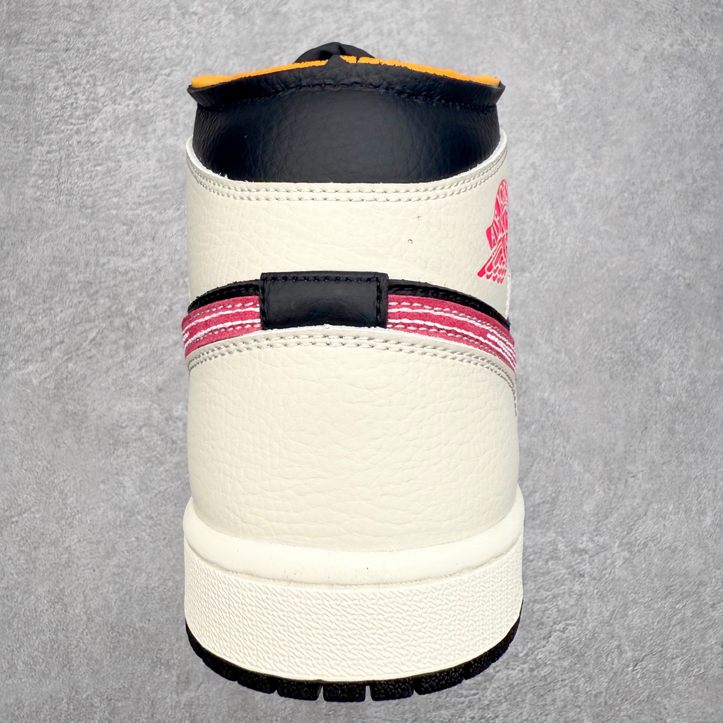 图片[8]-＃K版 Air Jordan AJ1 Mid 中帮 IB7007-107 原厂内置全掌气垫 A模大底 头层小牛皮 鞋舌AJ原厂专用牛津布+AJ专用反口珍珠布+原厂无杂质高弹内里海棉 特殊封边弹力鞋带 全网唯一头层牛皮 原鞋开模 拒绝公底 购置公司同步原材料 原汁原味 忠于原版‼️尺码：36 36.5 37.5 38 38.5 39 40 40.5 41 42 42.5 43 44 44.5 45 46 47.5-选品中心