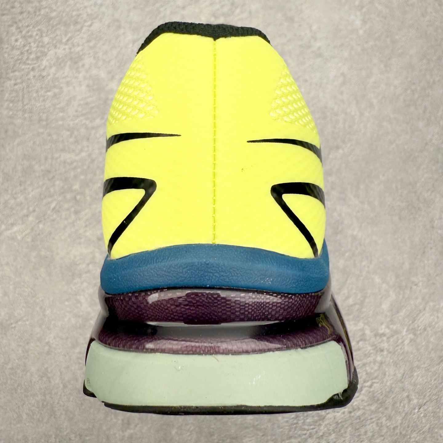 图片[8]-MM6 Maison Margiela x SALOMON XT-6 萨洛蒙联名系列低帮城市越野机能透气休闲运动鞋 鞋舌处附有迷你网眼袋收纳鞋绳以及下方的多色 Logo 标签 接着搭载奶油色 ACS 技术中底以及金色 TPU 塑料部件提升鞋款耐用性 中底与鞋面之间饰有海蓝色条状细节有效增添鞋款层次 最后应用黑色 Contragrip Chevron 外底完成鞋款设计 这次配色颇为高调 两款配色均以绚丽的渐变设计呈现 一款以粉紫渐变主打 另一款以黄绿渐变呈现 视觉效果相当吸睛 鞋面的使用玻璃纤维覆盖物加固 并通过细绳扣系带系统进行锁定 Salomon 的品牌logo 出现在脚后跟和前掌部位 中底虽然偏薄 但非常耐用 与模压塑料ACS 框架以及致密AC2 Muscle 鞋底单元结合 能够提供出色的支撑力和缓冲性 尺码：36 36.5 37.5 38 38.5 39 40 40.5 41 42 42.5 43 44 44.5 45 46.5-选品中心