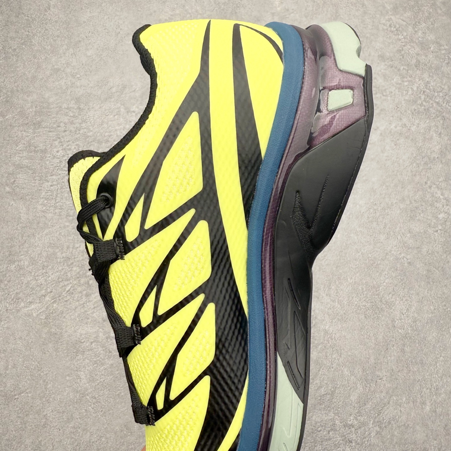 图片[7]-MM6 Maison Margiela x SALOMON XT-6 萨洛蒙联名系列低帮城市越野机能透气休闲运动鞋 鞋舌处附有迷你网眼袋收纳鞋绳以及下方的多色 Logo 标签 接着搭载奶油色 ACS 技术中底以及金色 TPU 塑料部件提升鞋款耐用性 中底与鞋面之间饰有海蓝色条状细节有效增添鞋款层次 最后应用黑色 Contragrip Chevron 外底完成鞋款设计 这次配色颇为高调 两款配色均以绚丽的渐变设计呈现 一款以粉紫渐变主打 另一款以黄绿渐变呈现 视觉效果相当吸睛 鞋面的使用玻璃纤维覆盖物加固 并通过细绳扣系带系统进行锁定 Salomon 的品牌logo 出现在脚后跟和前掌部位 中底虽然偏薄 但非常耐用 与模压塑料ACS 框架以及致密AC2 Muscle 鞋底单元结合 能够提供出色的支撑力和缓冲性 尺码：36 36.5 37.5 38 38.5 39 40 40.5 41 42 42.5 43 44 44.5 45 46.5-选品中心